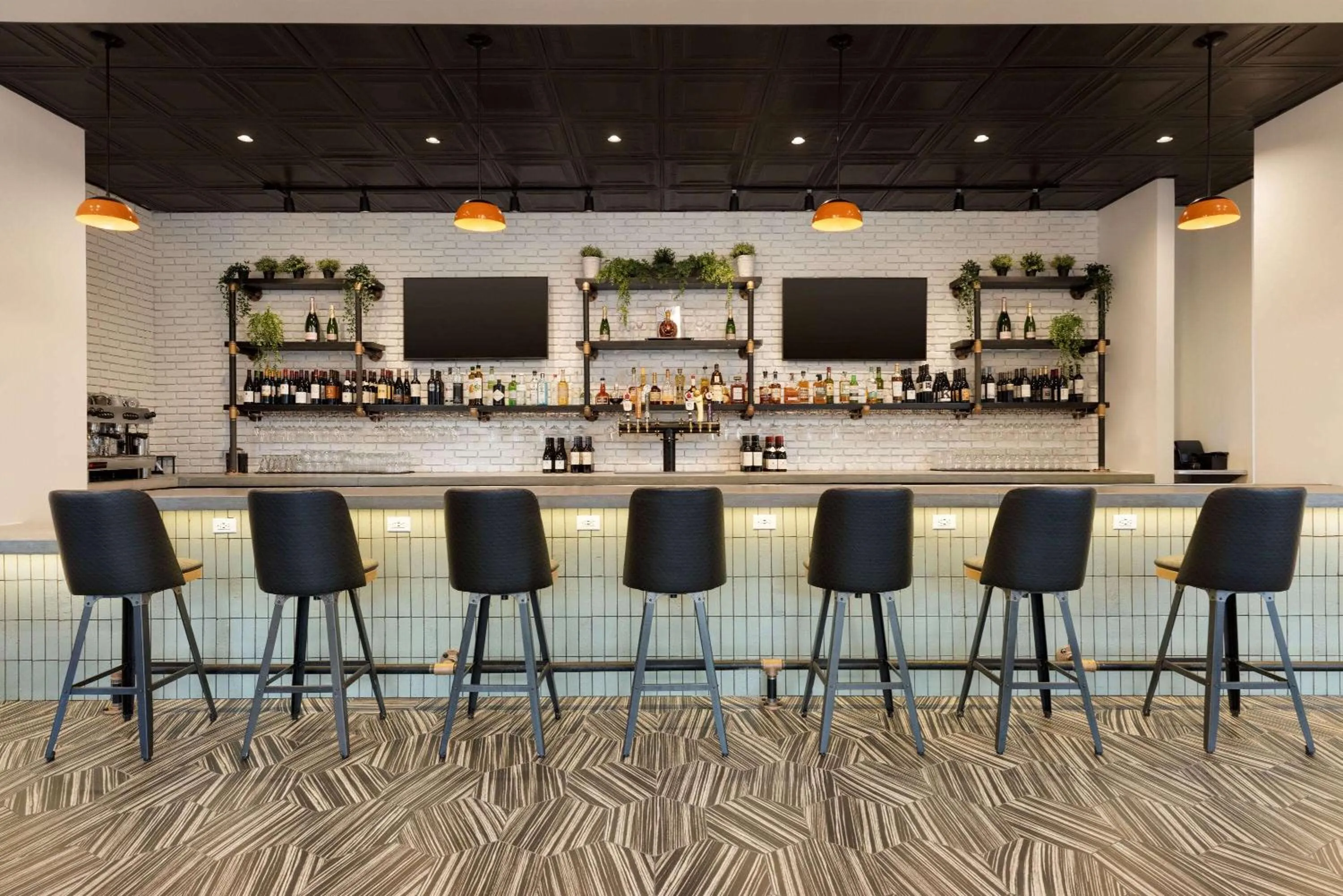 Lounge or bar in Origin Westminster a Wyndham Hotel