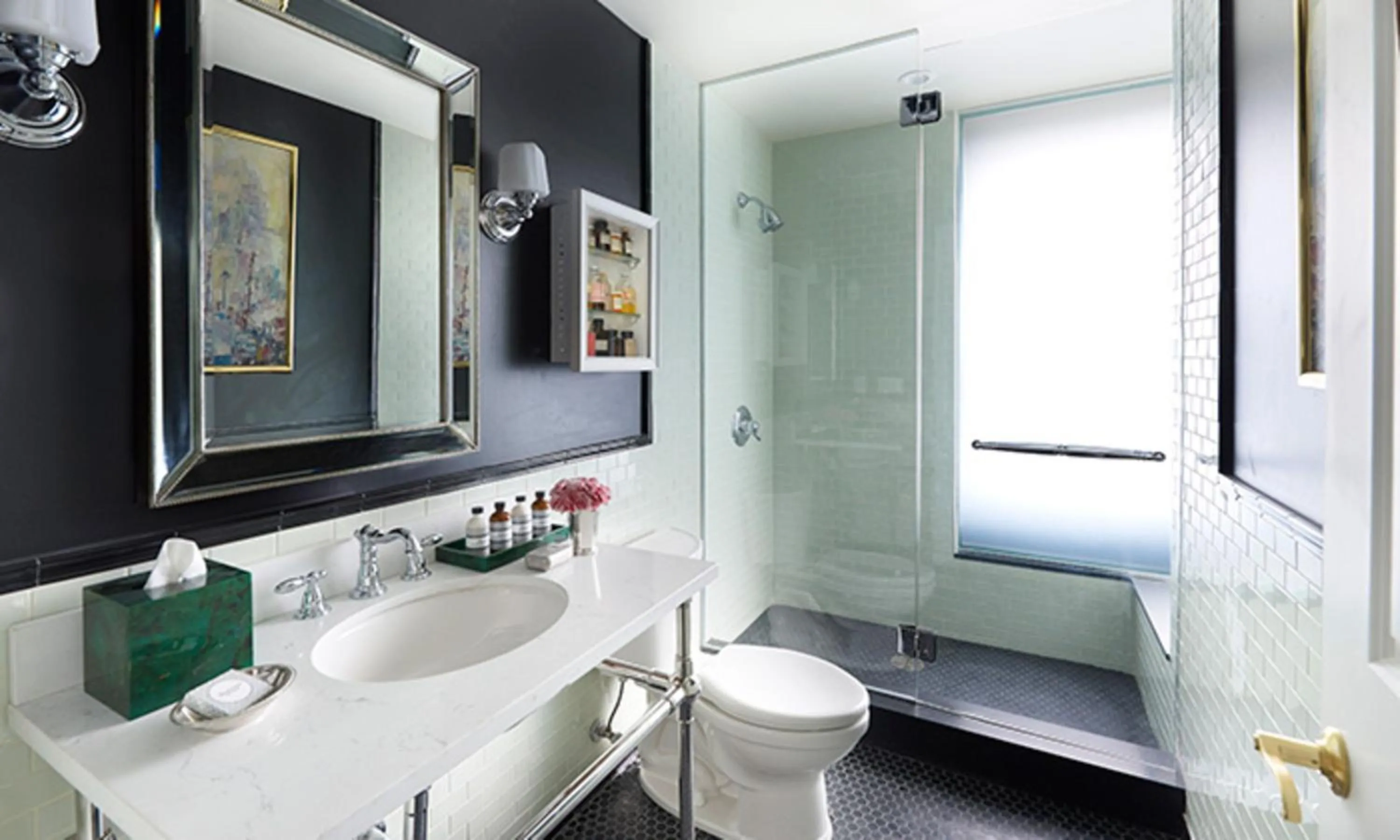 Bathroom, Bed in The Pontchartrain Hotel