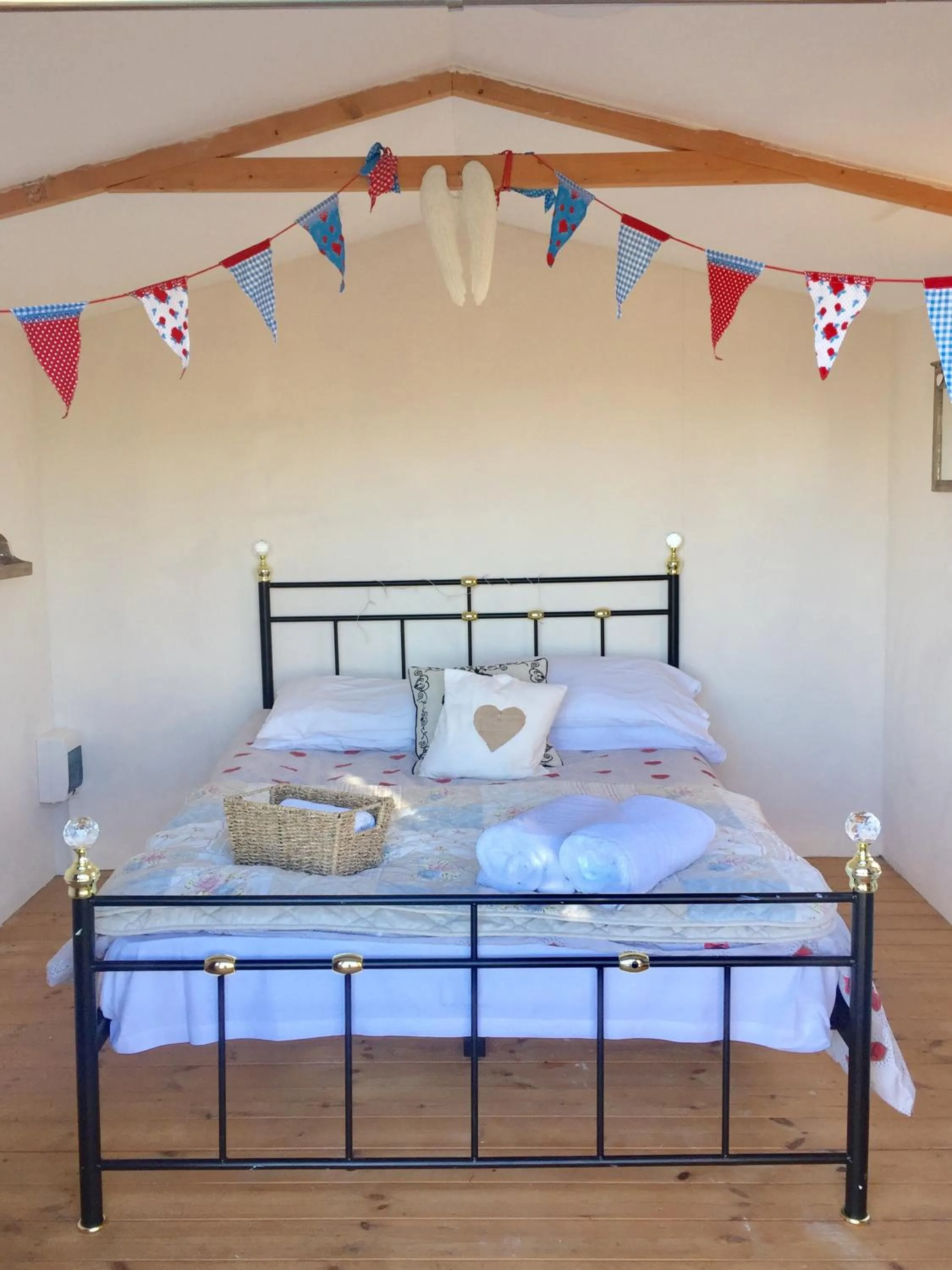 Photo of the whole room in Abel's Harp