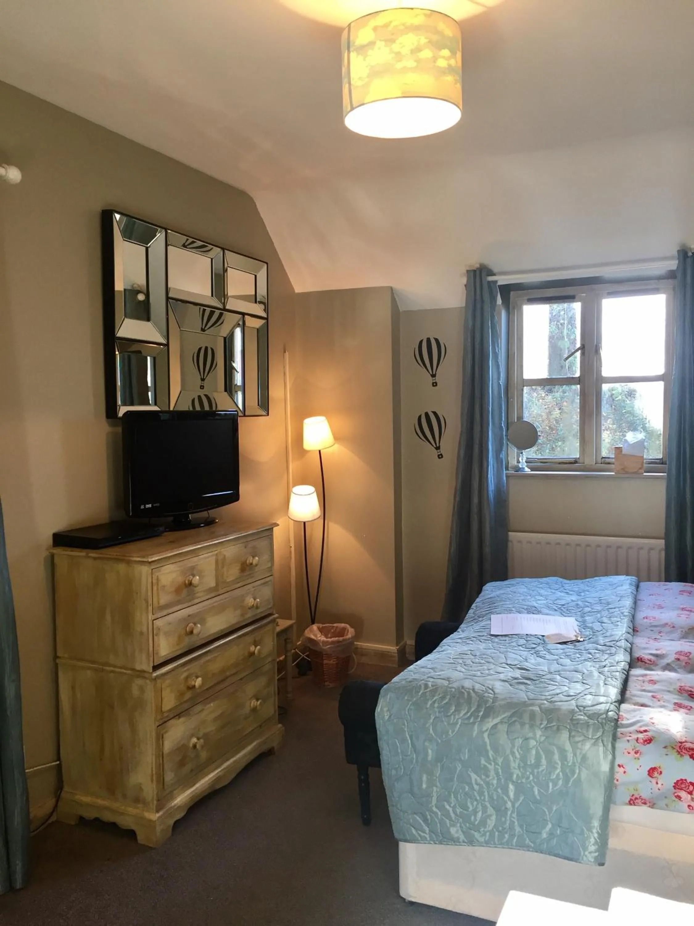 Photo of the whole room in Abel's Harp