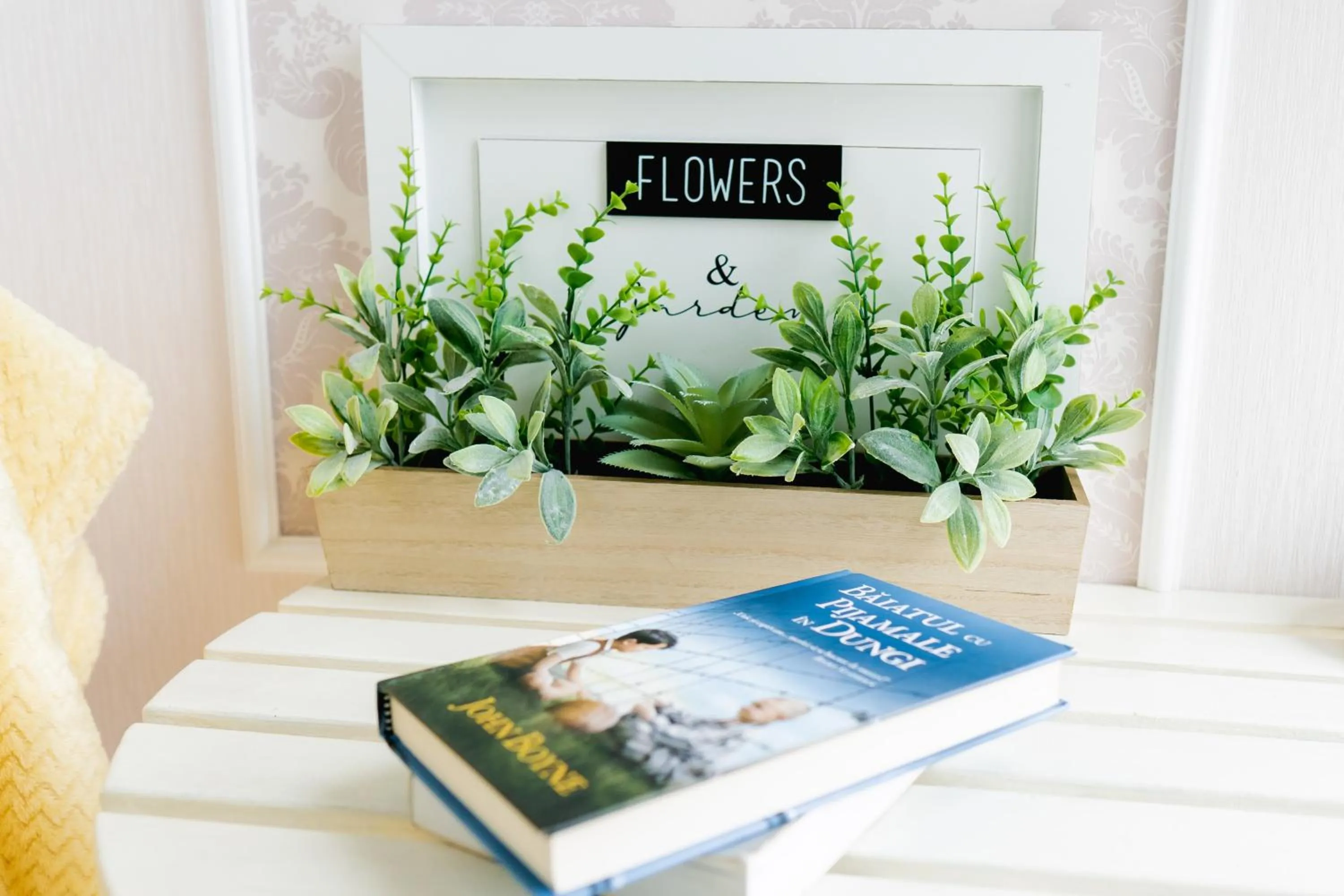 Seating area in Chic Studio