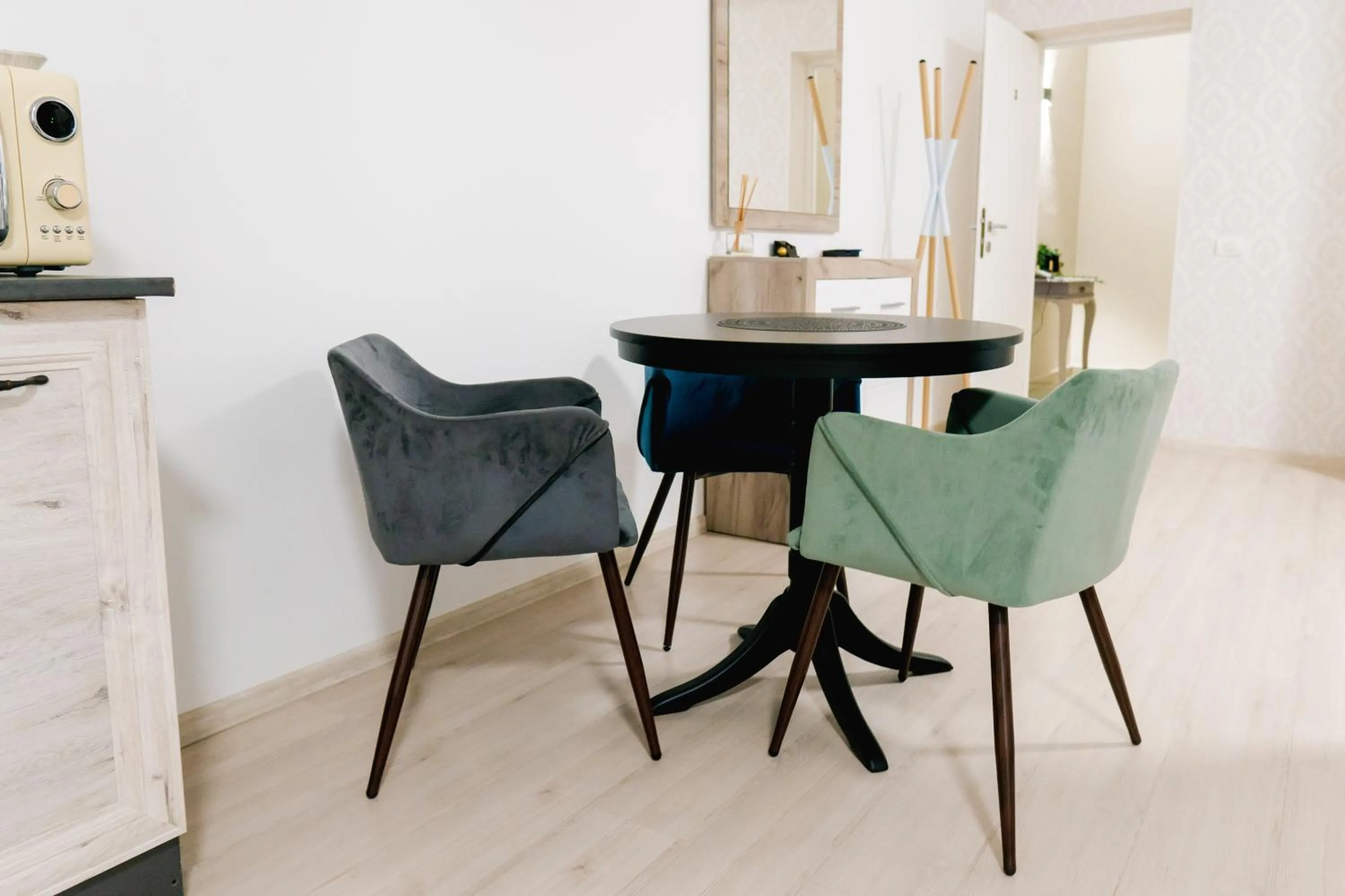 Dining area in Chic Studio