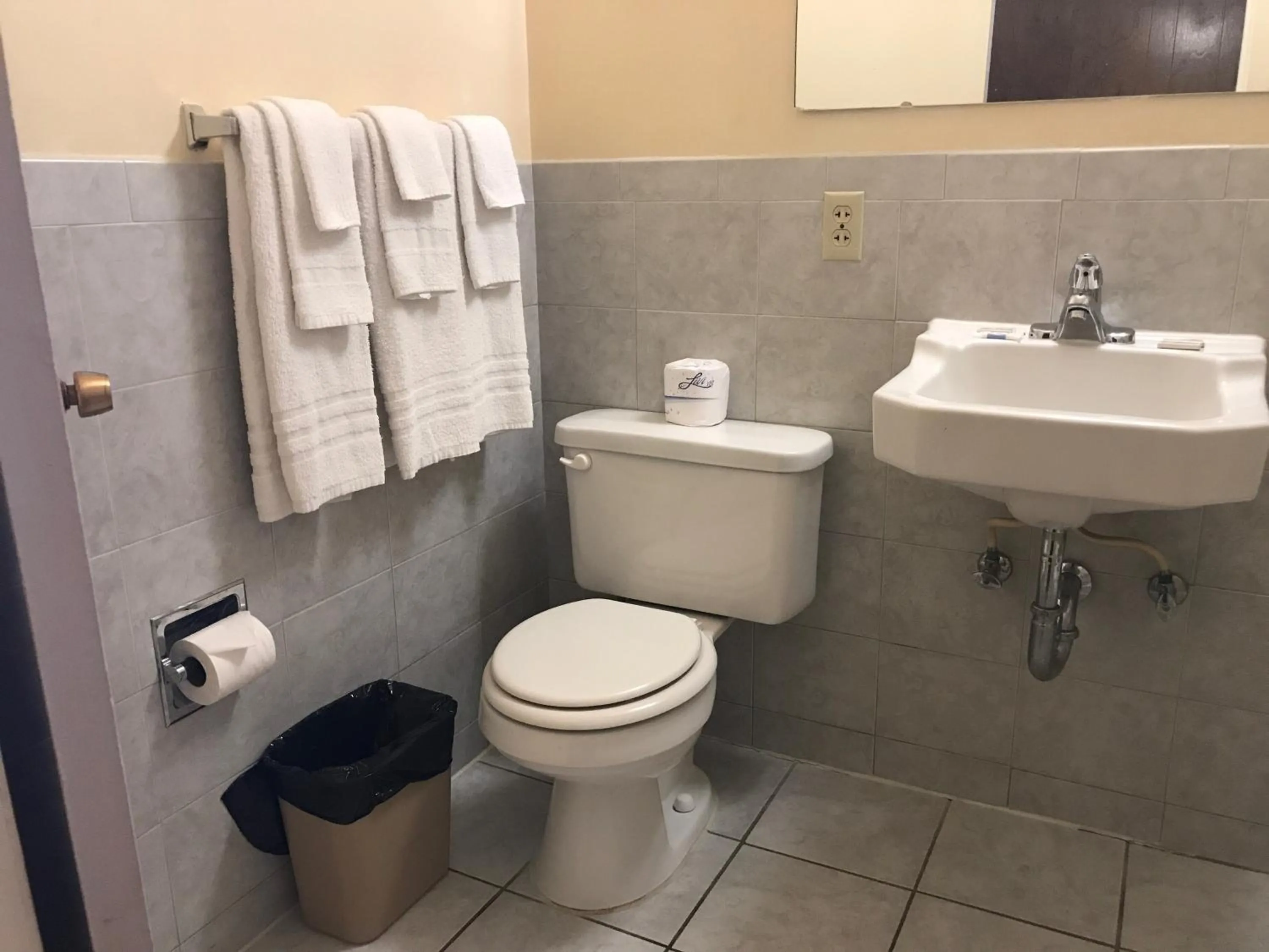 Queen Room with Two Queen Beds in Edgewood Motel