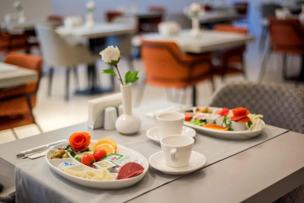 Restaurant/places to eat in Dovv Hotel Busıness