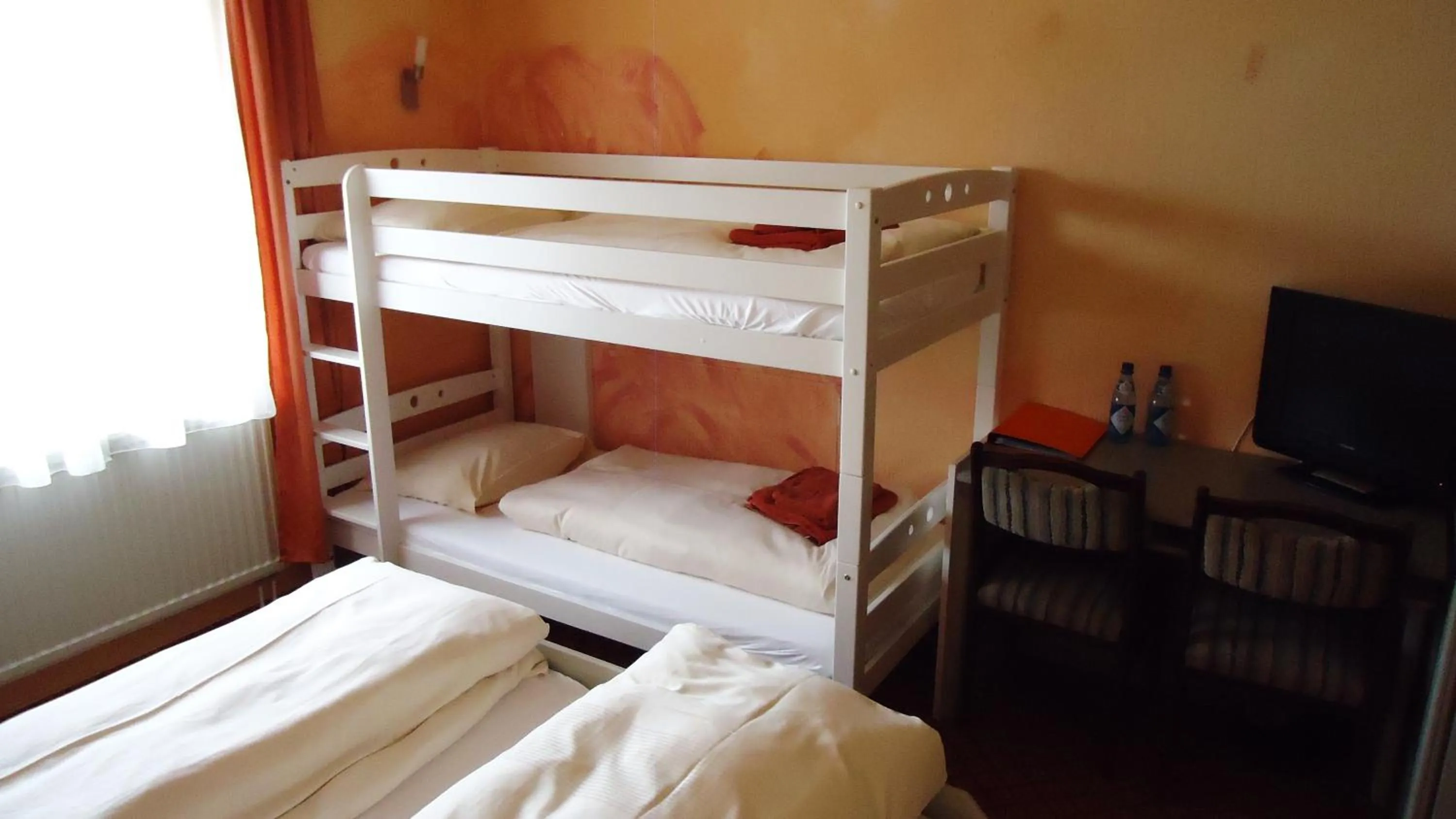 Bedroom, Bed in Hotel Krone