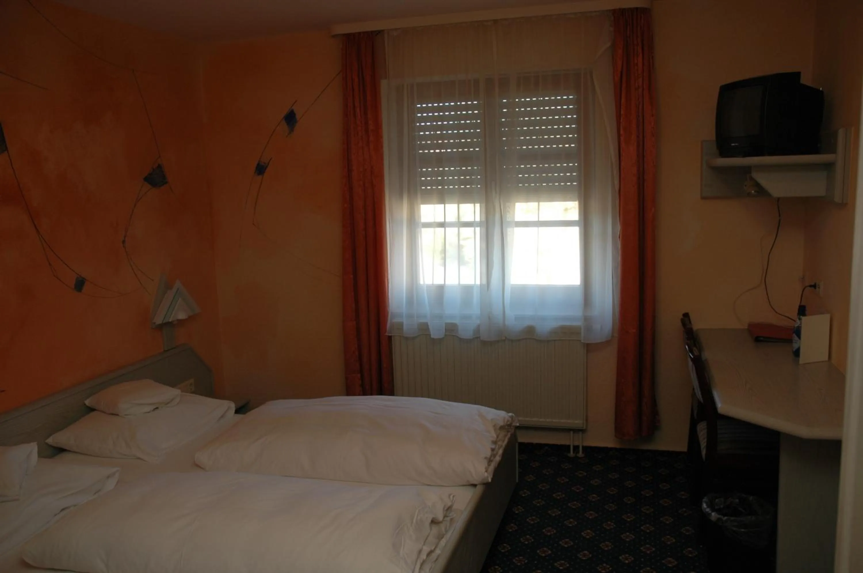 Bedroom, Bed in Hotel Krone