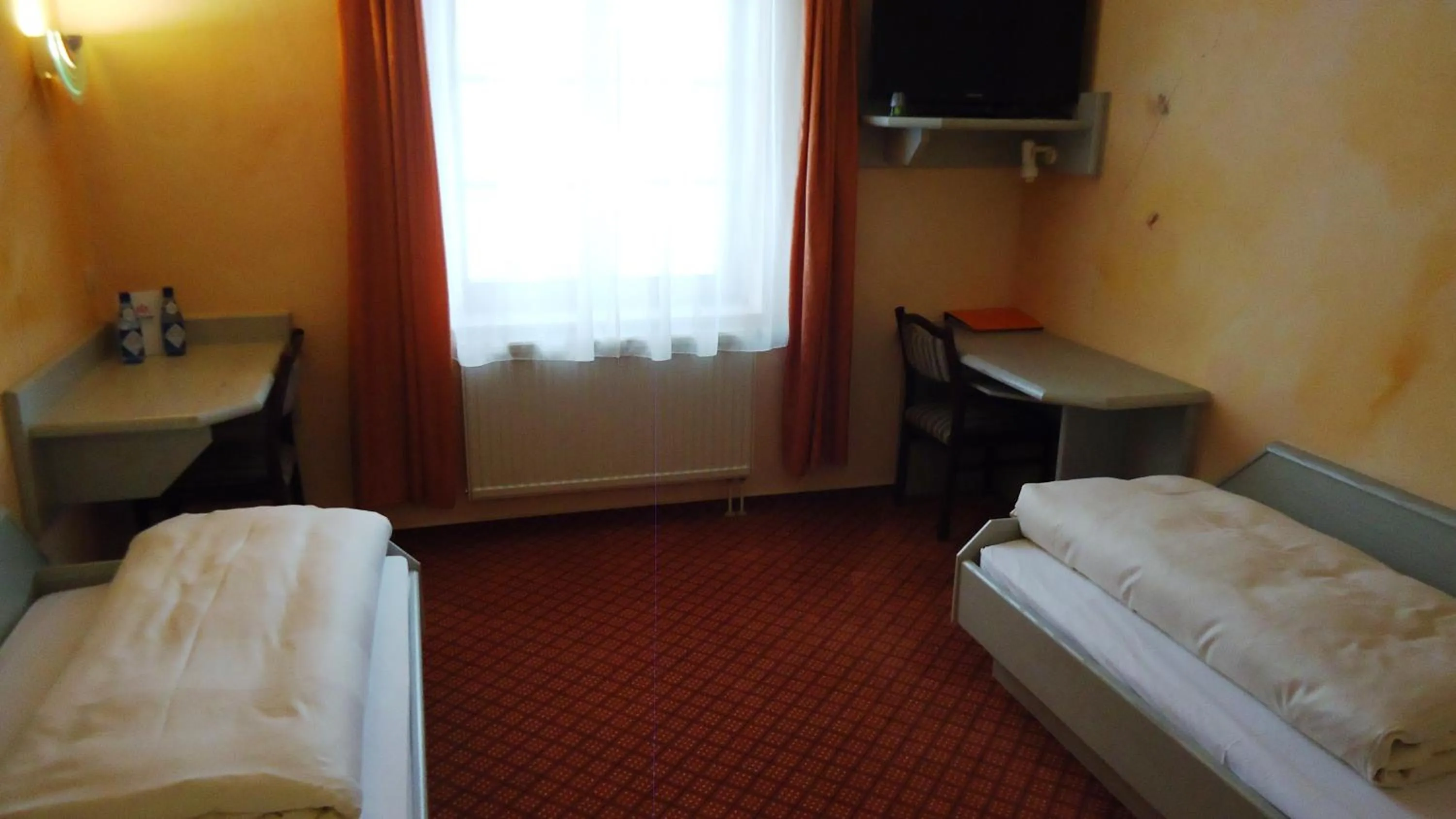 Bedroom, Bed in Hotel Krone