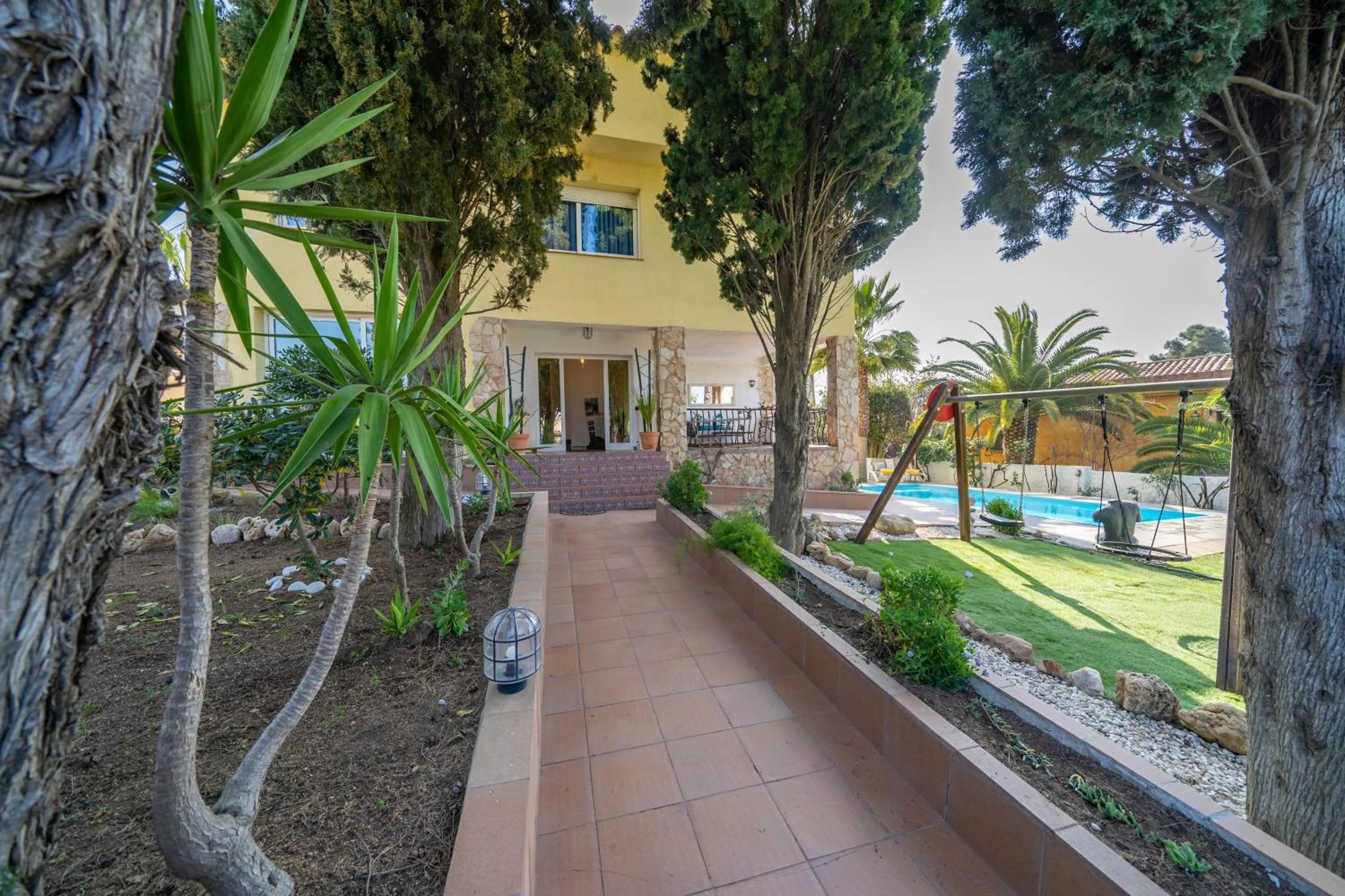 Property building in Villa Lux Gallery Familiar Piscina Privada Barbacoa Aire Acondicionado