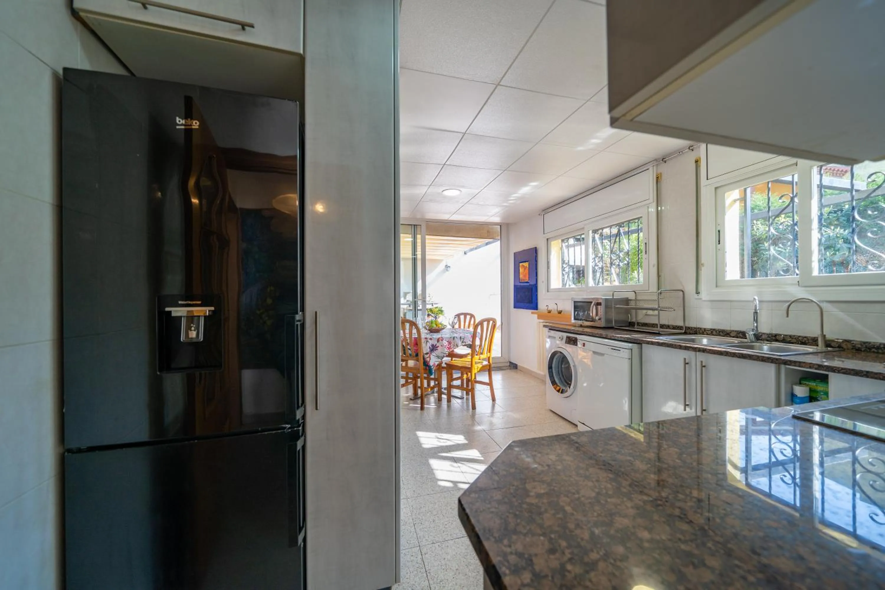 Kitchen or kitchenette in Villa Lux Gallery Familiar Piscina Privada Barbacoa Aire Acondicionado
