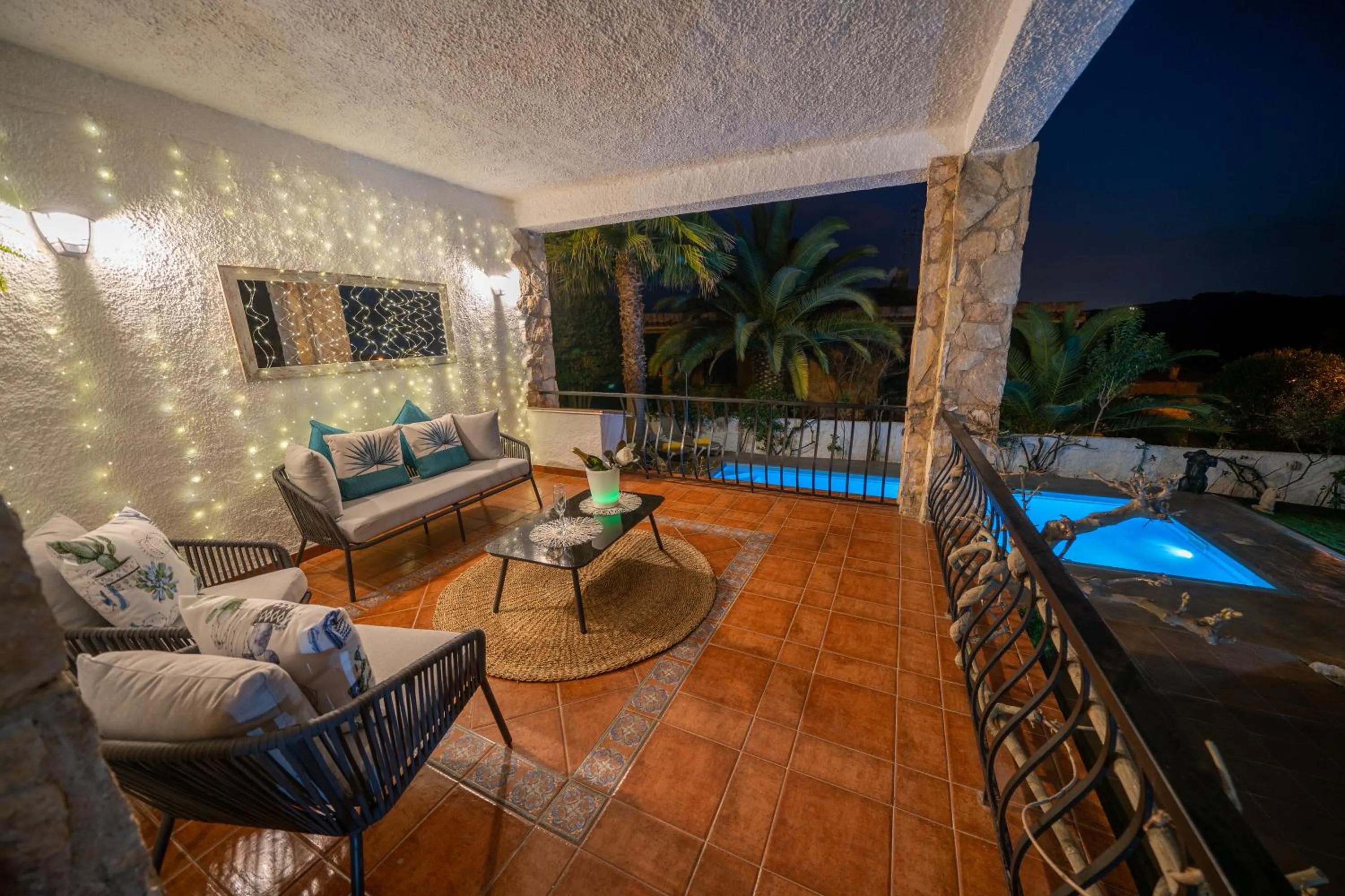 Patio in Villa Lux Gallery Familiar Piscina Privada Barbacoa Aire Acondicionado