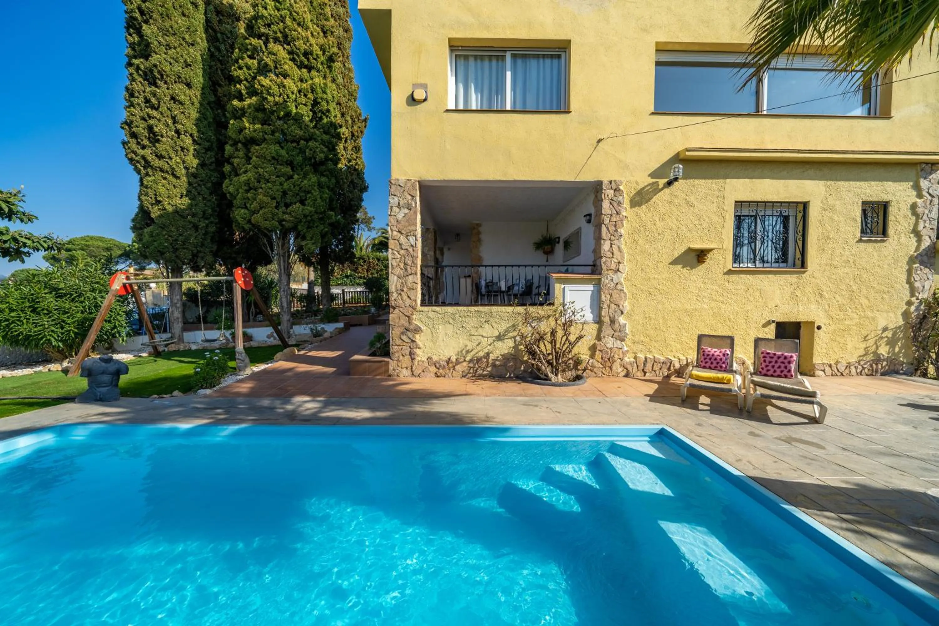 Property building in Villa Lux Gallery Familiar Piscina Privada Barbacoa Aire Acondicionado