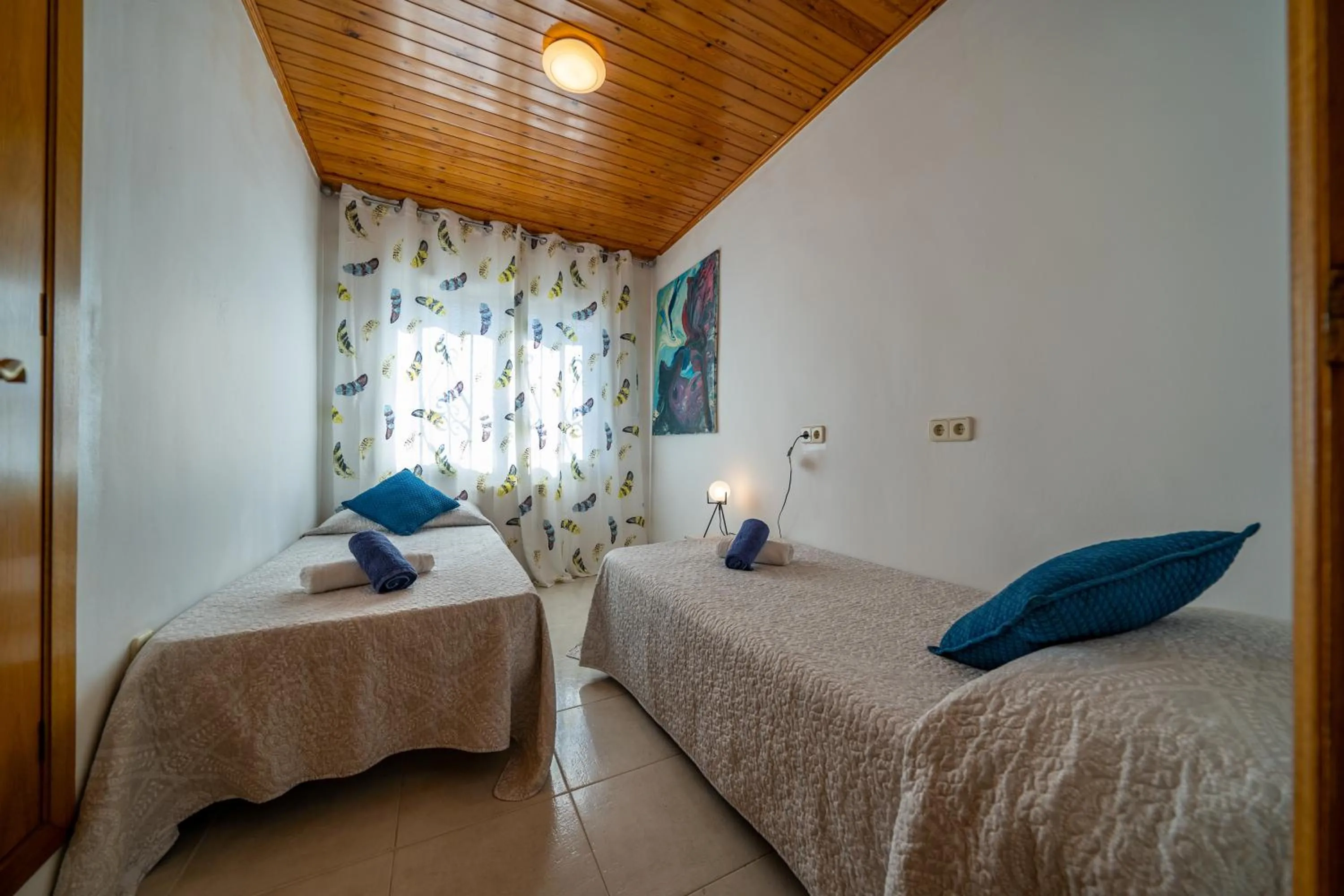 Photo of the whole room, Bed in Villa Lux Gallery Familiar Piscina Privada Barbacoa Aire Acondicionado