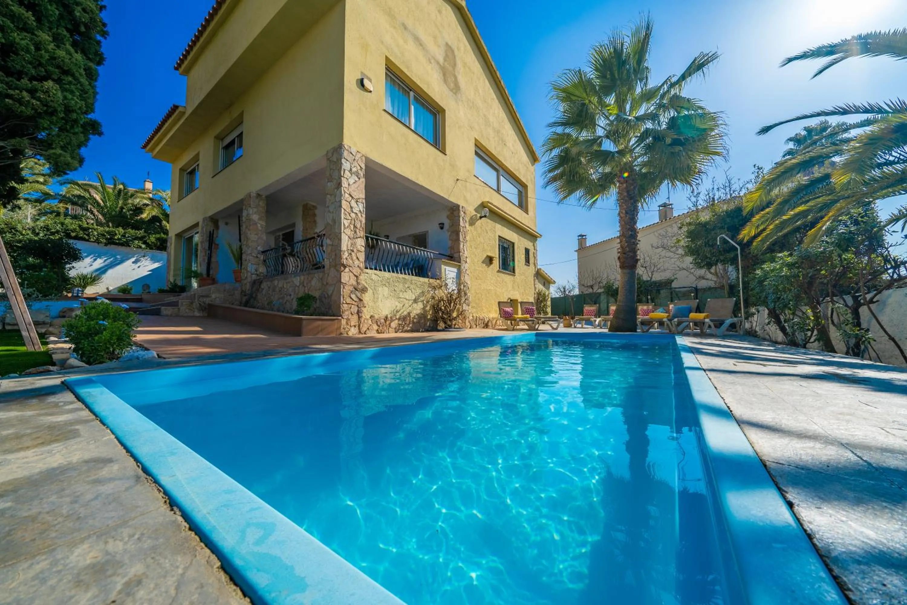 Property building in Villa Lux Gallery Familiar Piscina Privada Barbacoa Aire Acondicionado