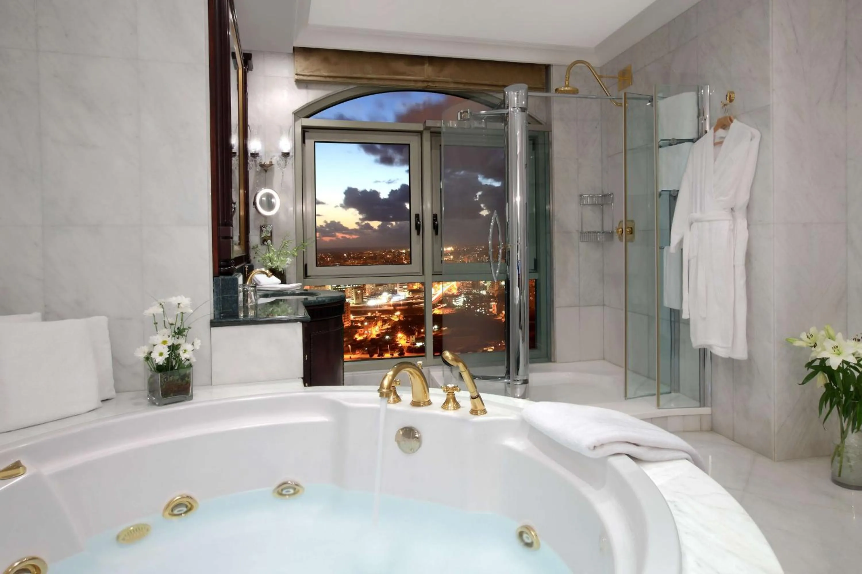 Bathroom in Habtoor Metropolitan Palace Hotel