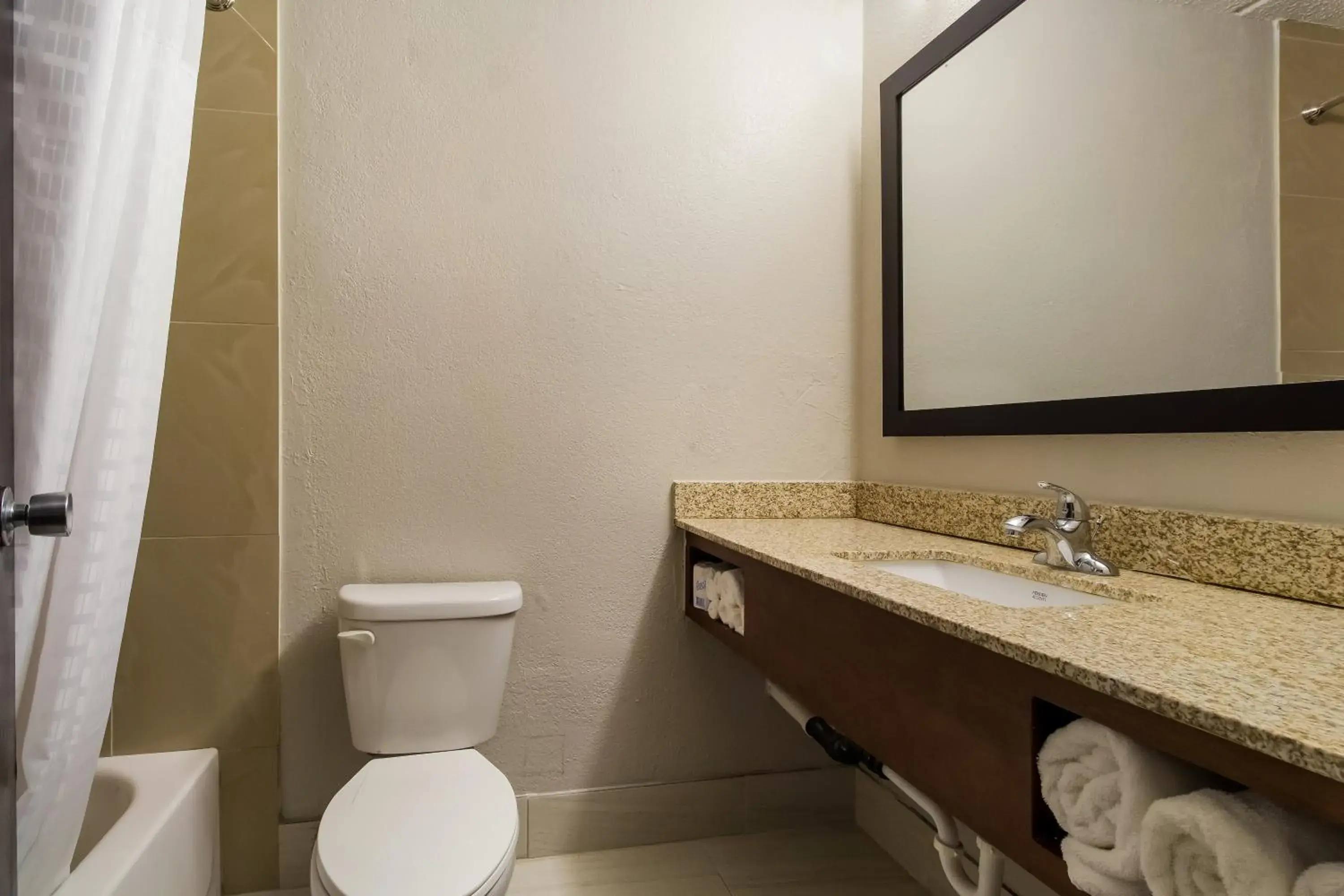 Quadruple Room with Two Queen Beds - Non Smoking in Clarion Pointe Lake Jackson - Clute Quadruple Room with Two Queen Beds - Non Smoking in Clarion Pointe Lake Jackson - Clute