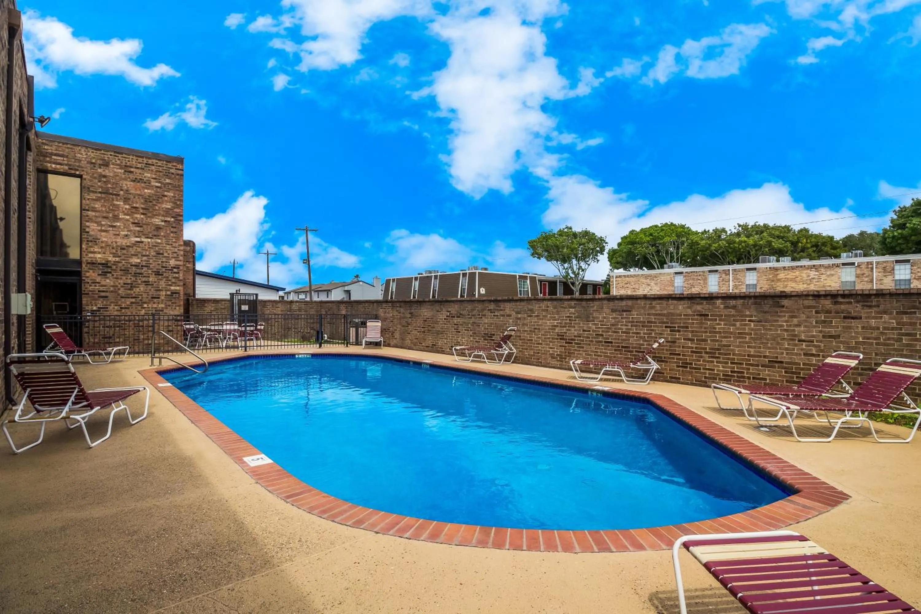 Swimming pool in Clarion Pointe Lake Jackson - Clute