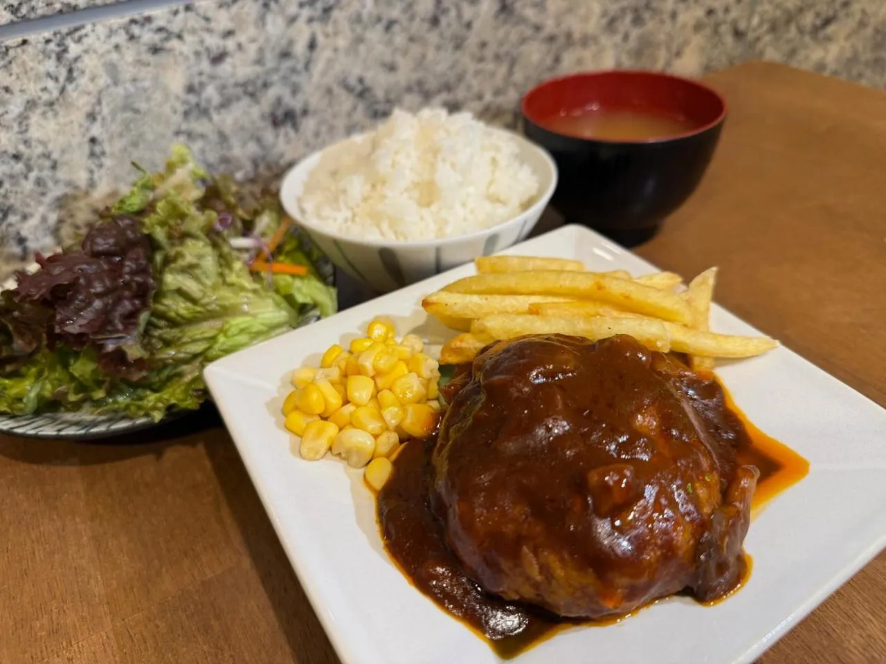 Restaurant/places to eat in APA Hotel Keikyukamata Ekimae