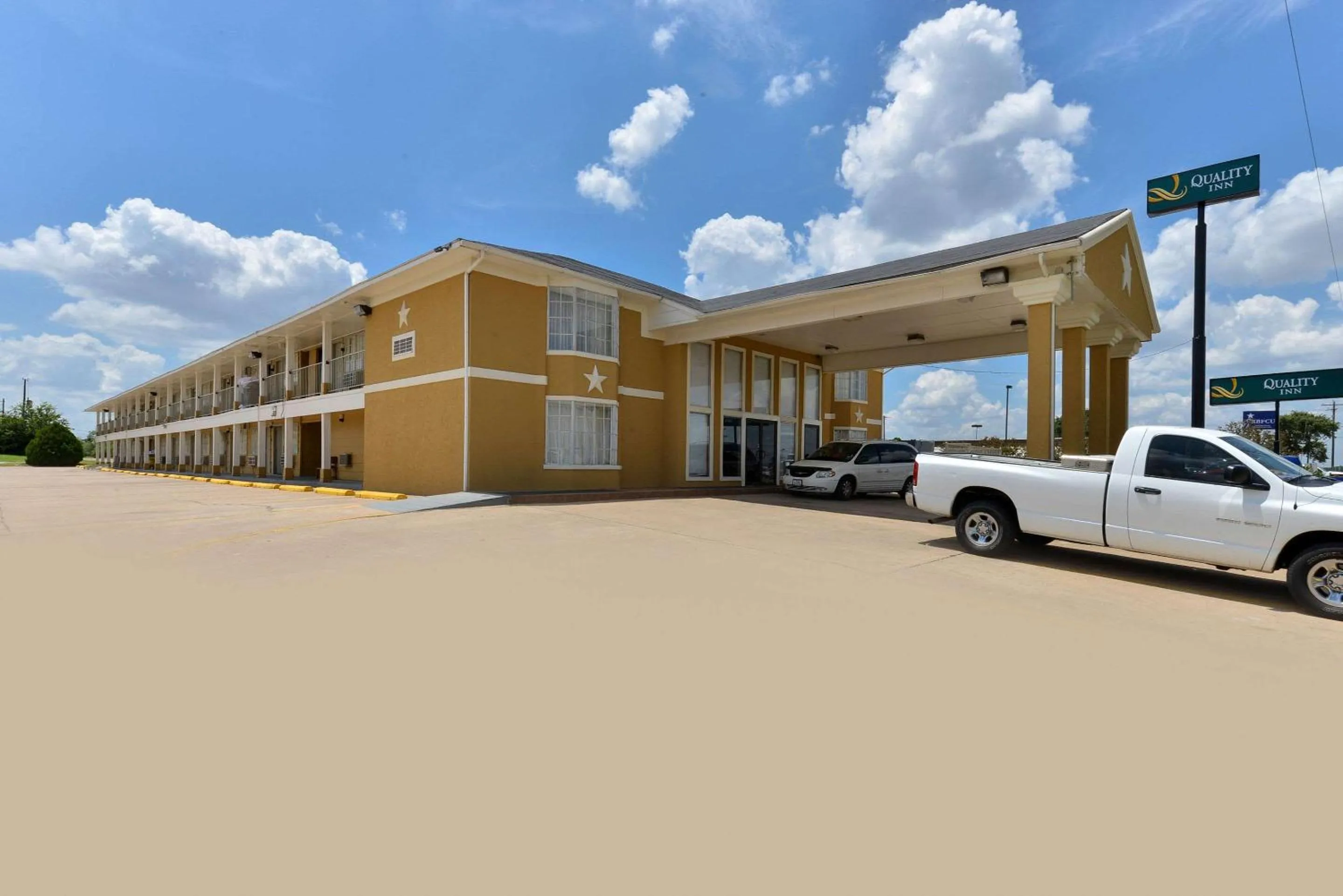 Property building in Quality Inn Gonzales