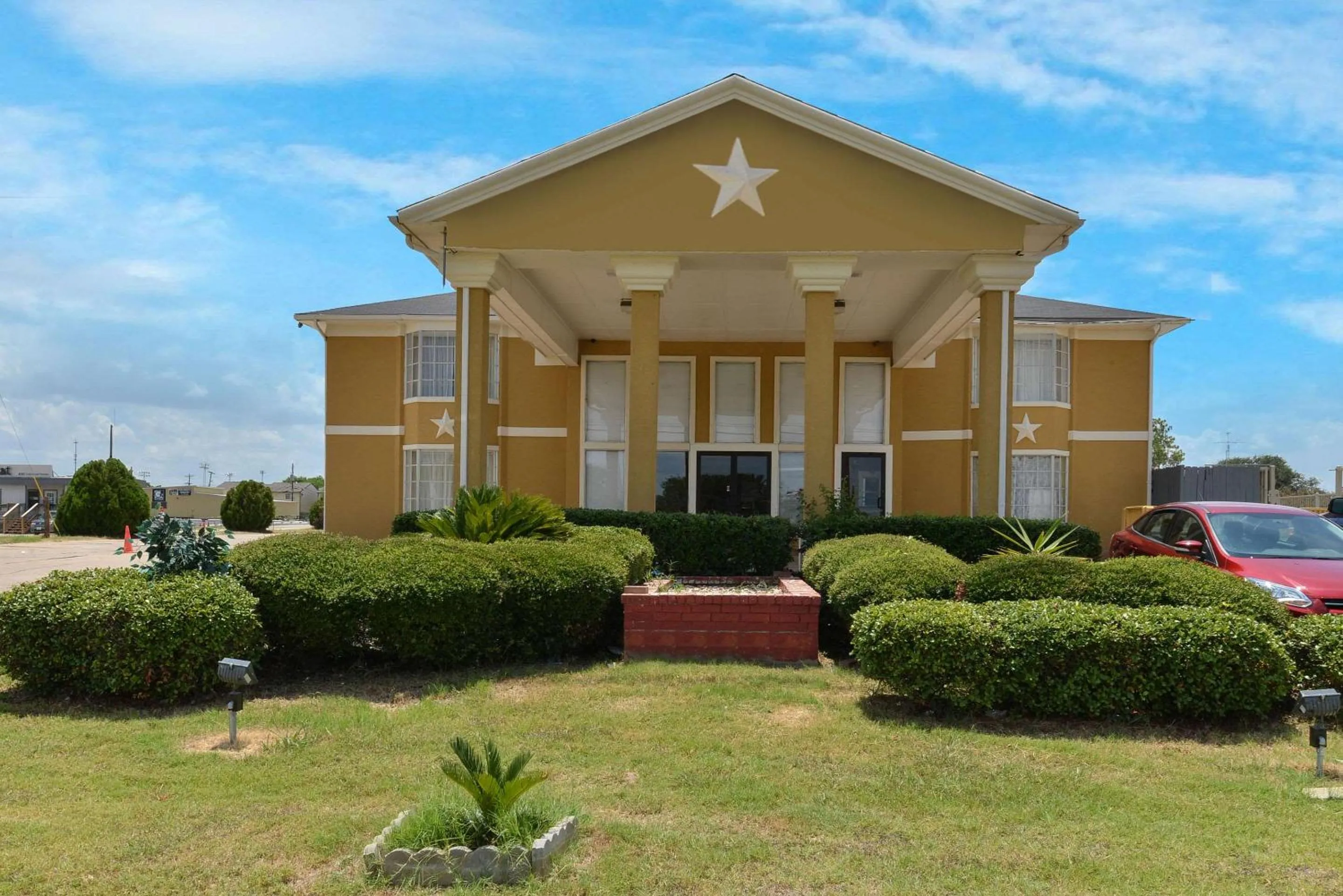 Property building in Quality Inn Gonzales