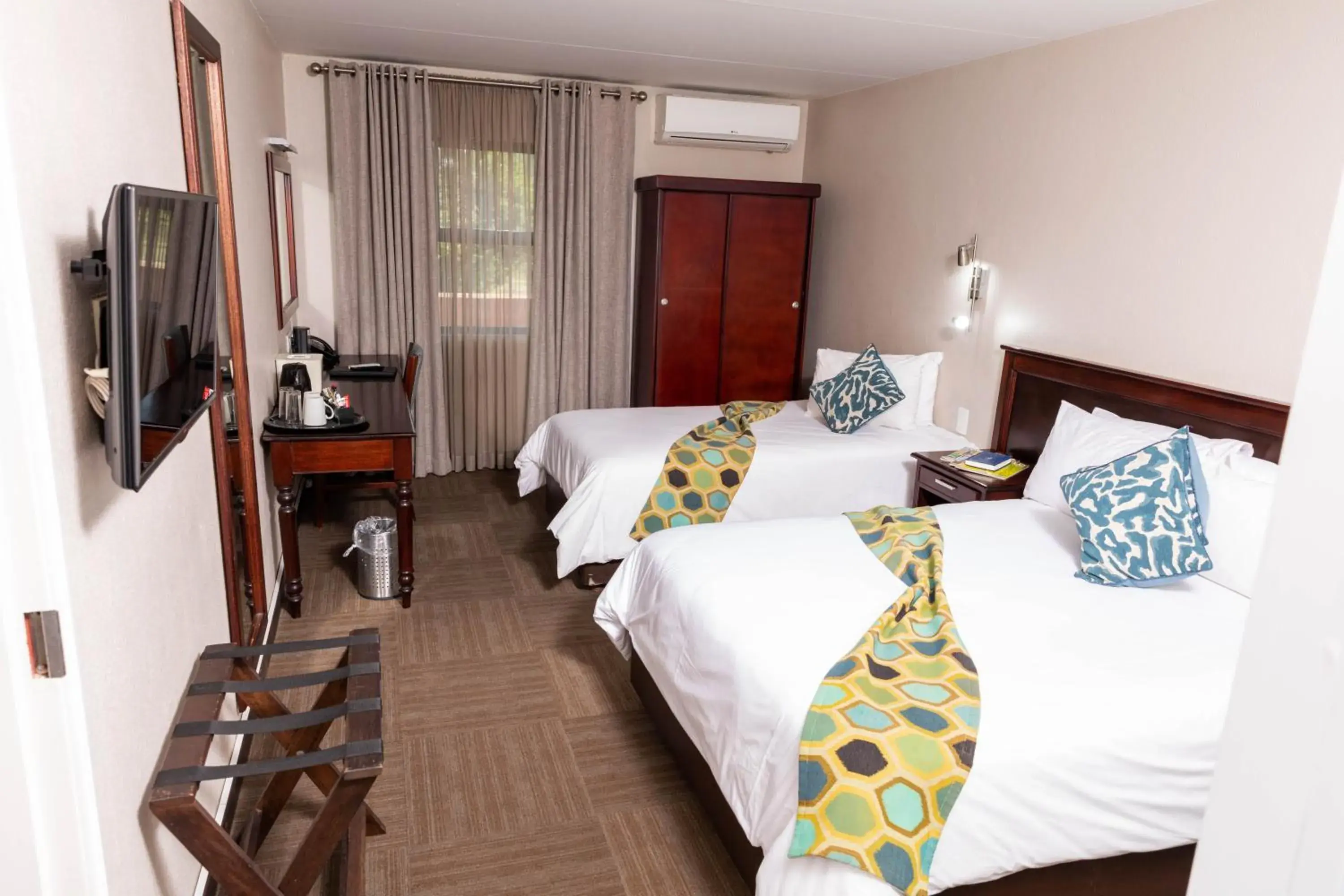 Comfort Triple Room with Shower in Hotel 247 @ White River Comfort Triple Room with Shower in Hotel 247 @ White River