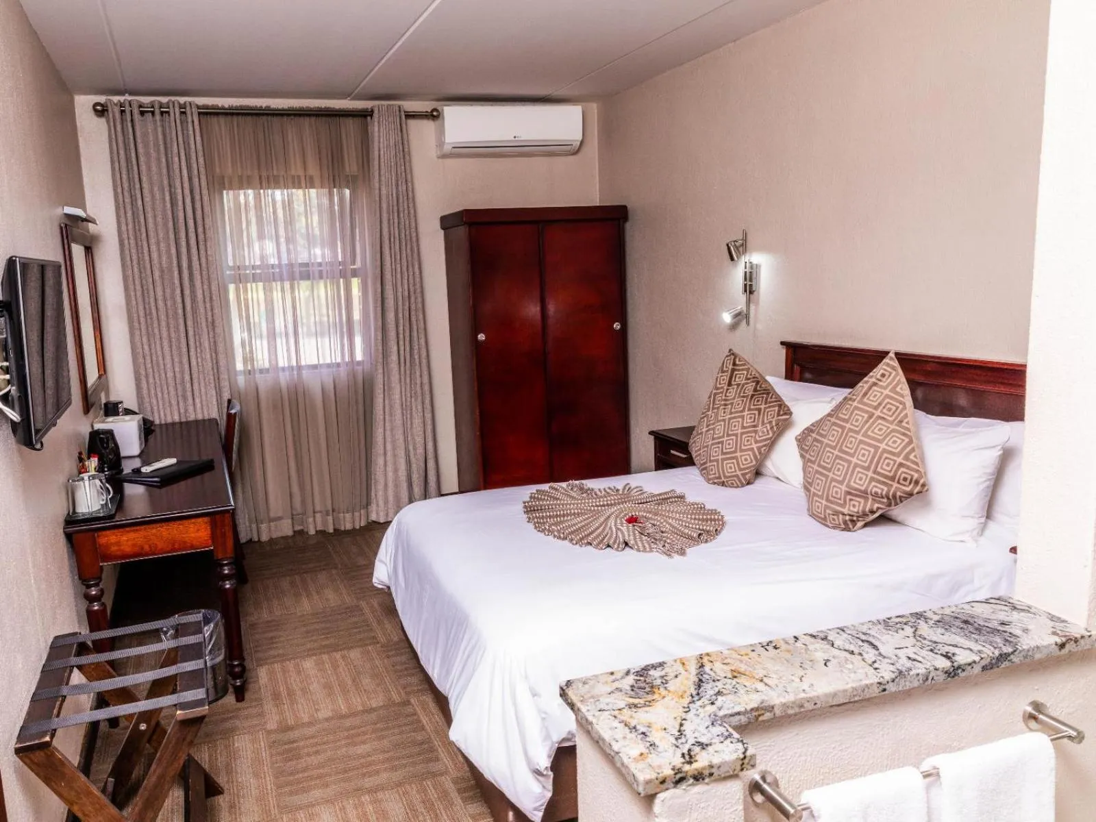 Bed in Hotel 247 @ White River