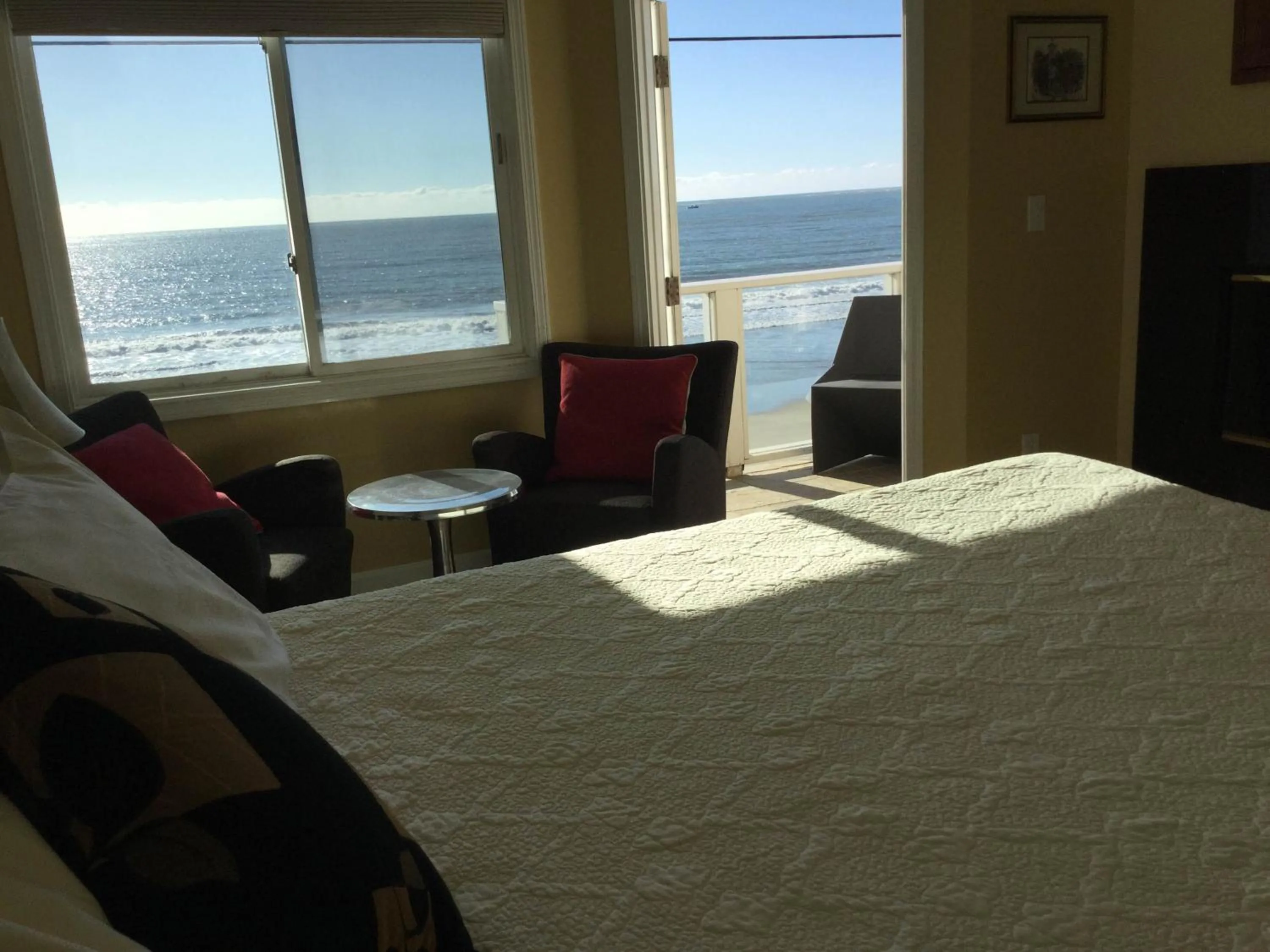 Bed in The Oceanfront Stay on MiramarBeach HMB
