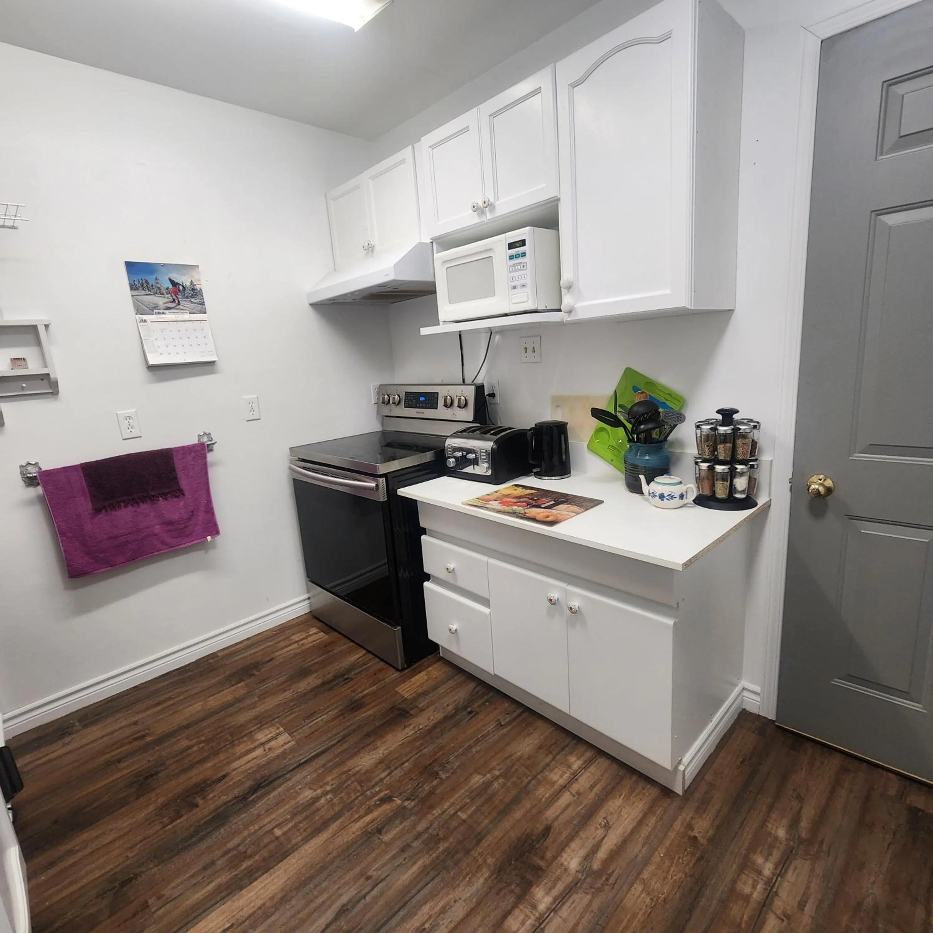 Communal kitchen in Earthquest Lodge