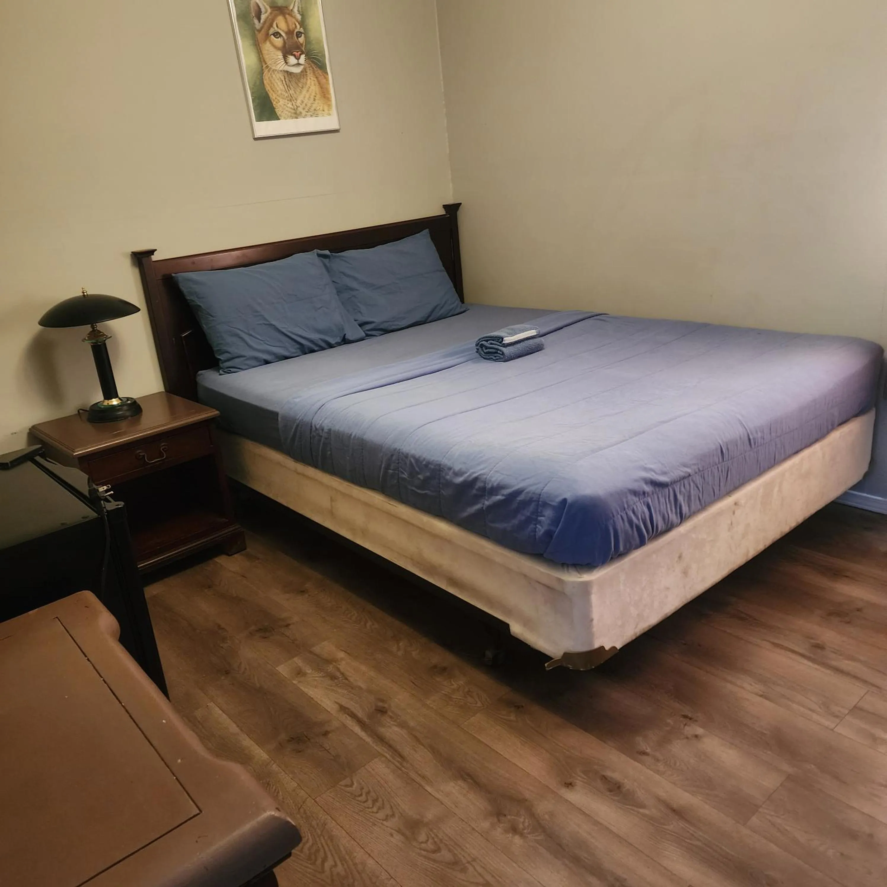 Bed in Earthquest Lodge