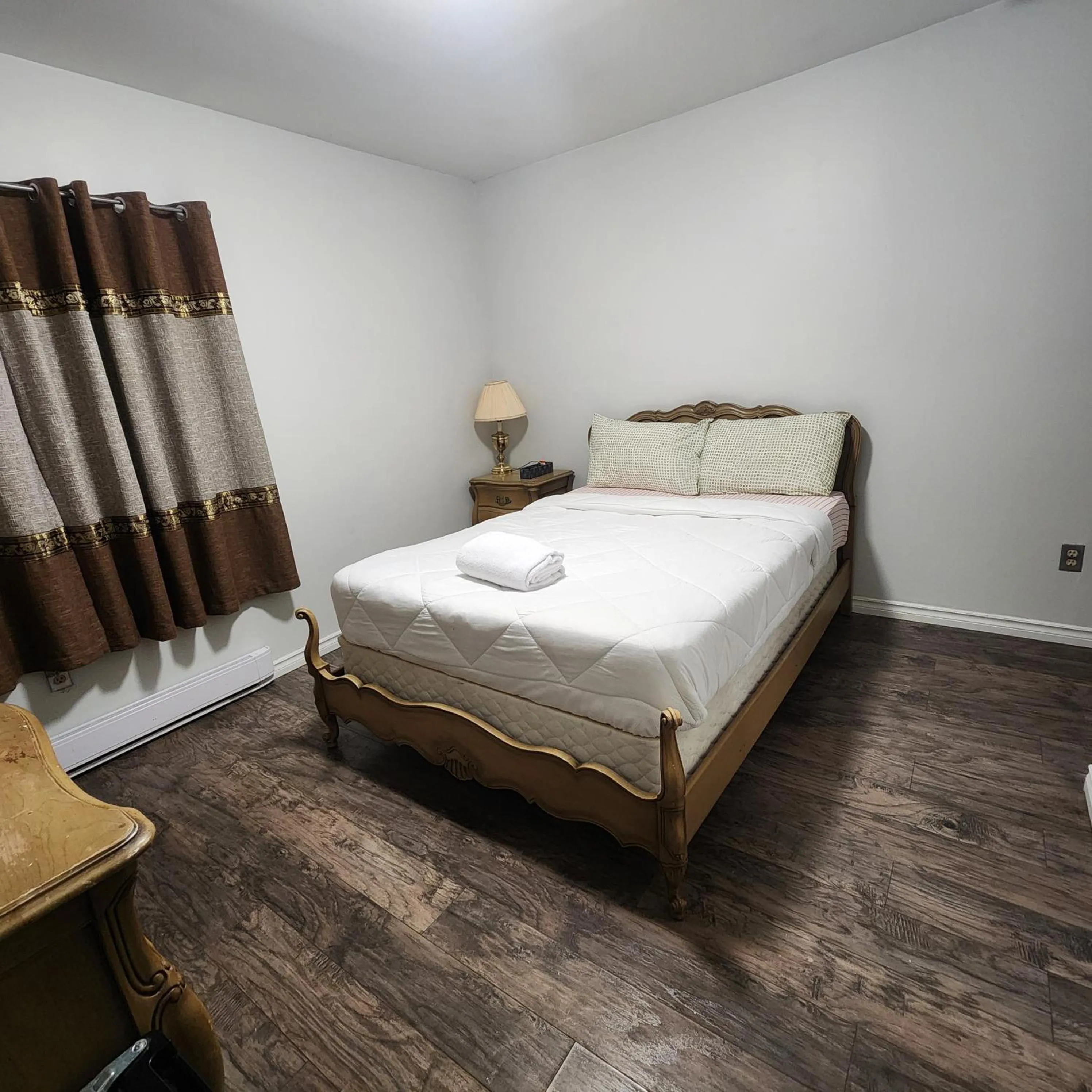 Photo of the whole room, Bed in Earthquest Lodge