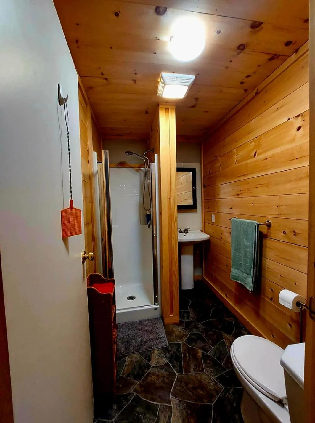 Bathroom in Earthquest Lodge
