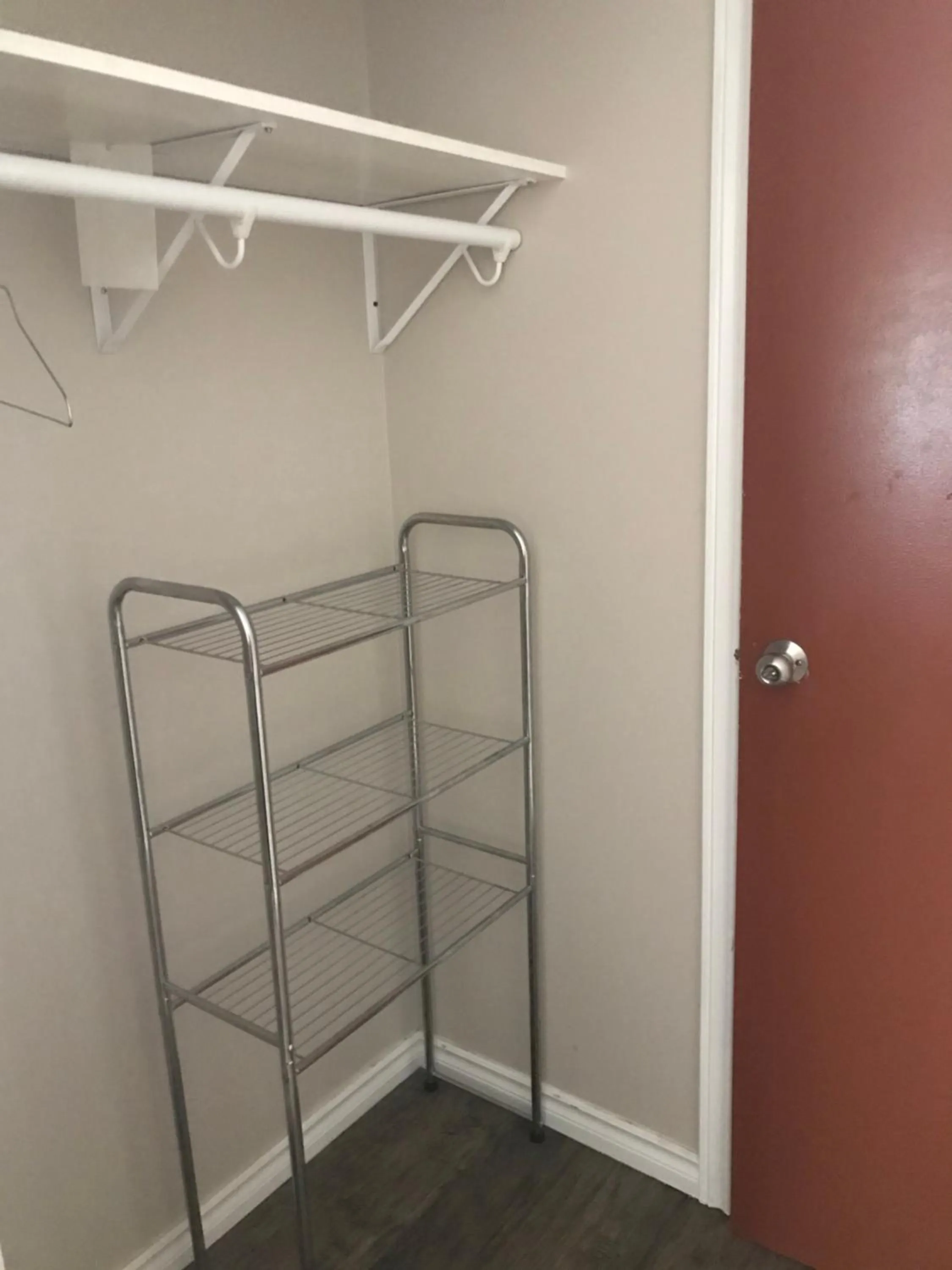 wardrobe, Bed in Earthquest Lodge