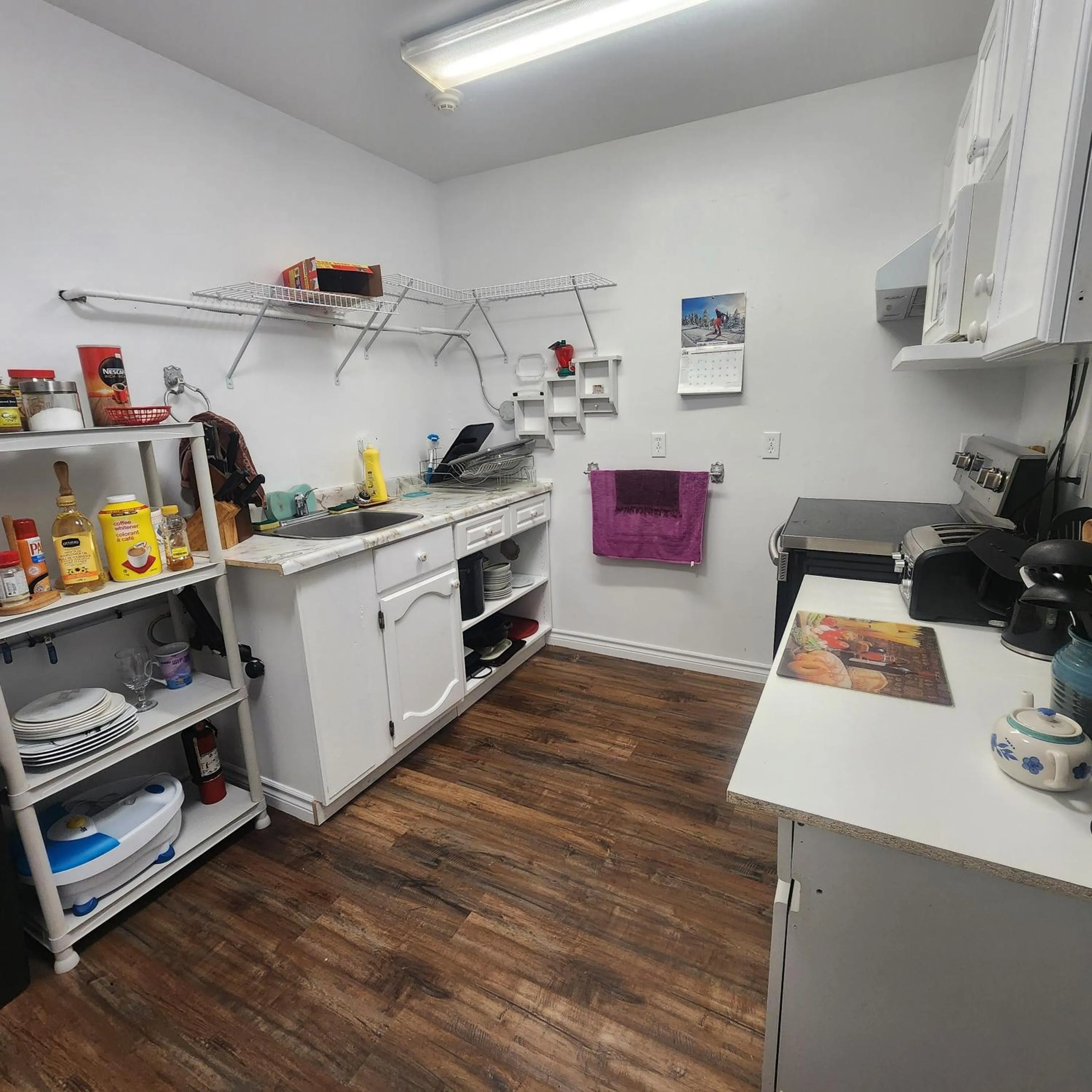 Communal kitchen in Earthquest Lodge