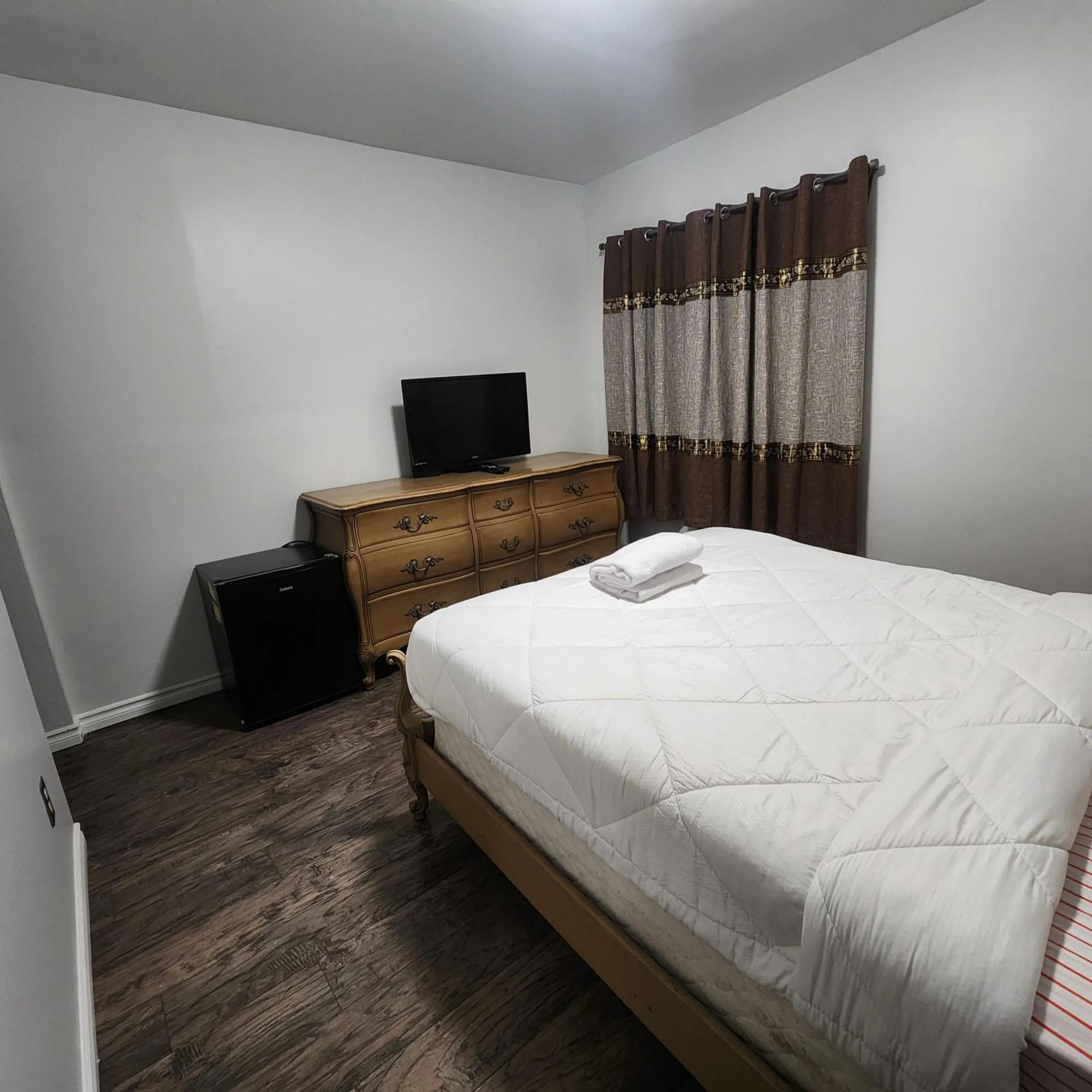 Bedroom, Bed in Earthquest Lodge