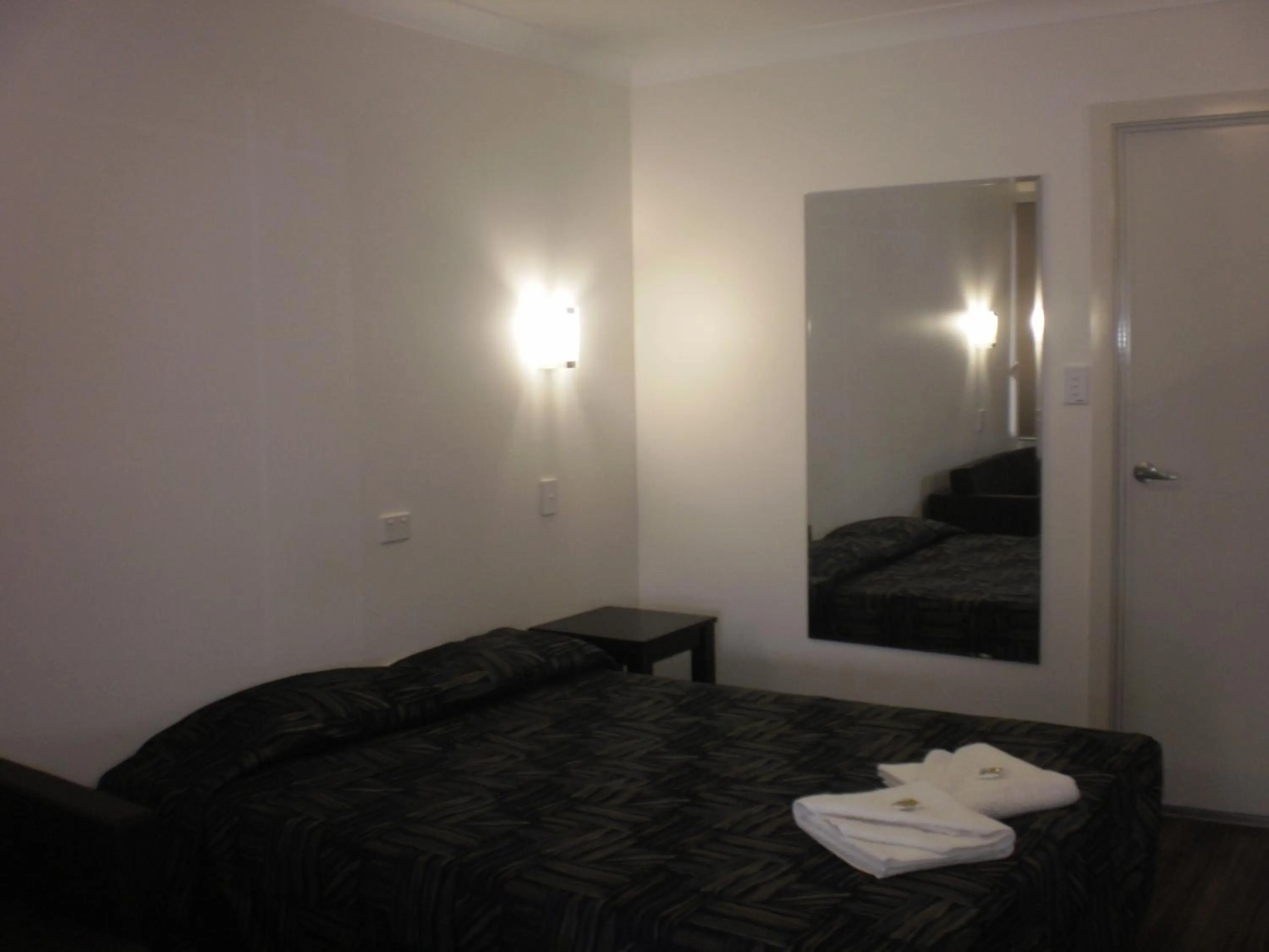 Bed in Blackwater Hotel Motel