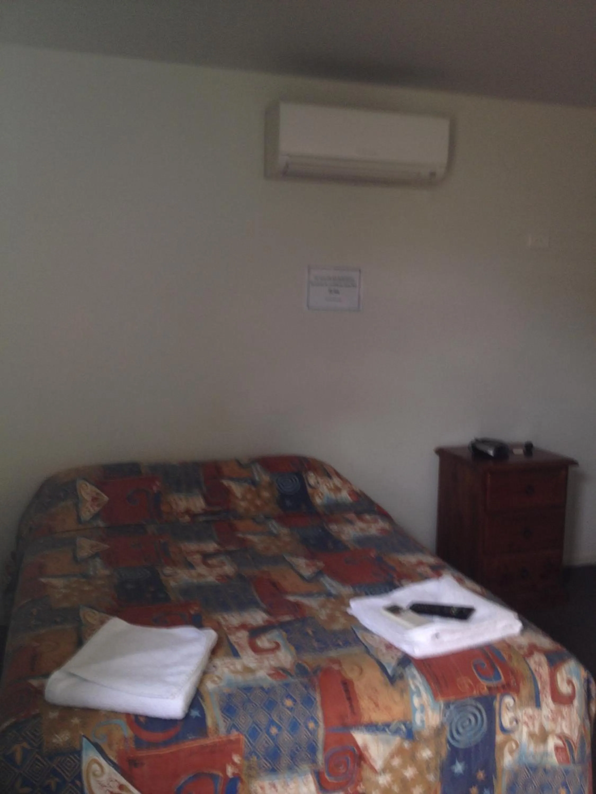 Bed in Blackwater Hotel Motel