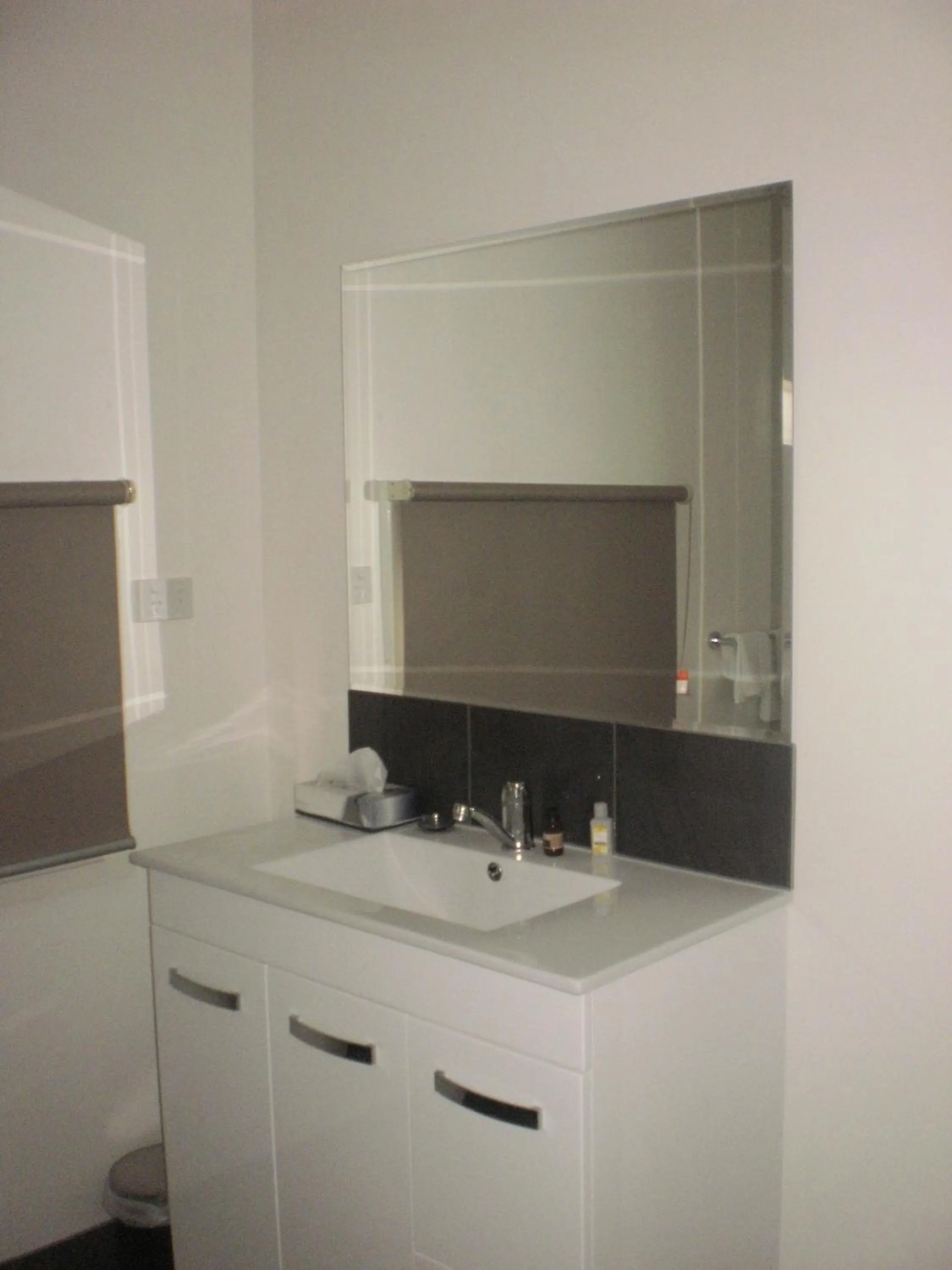 Bathroom in Blackwater Hotel Motel