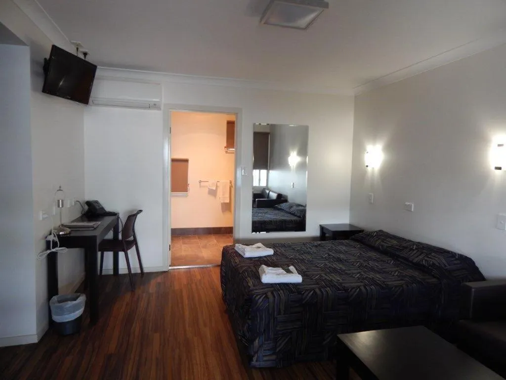 Bed in Blackwater Hotel Motel