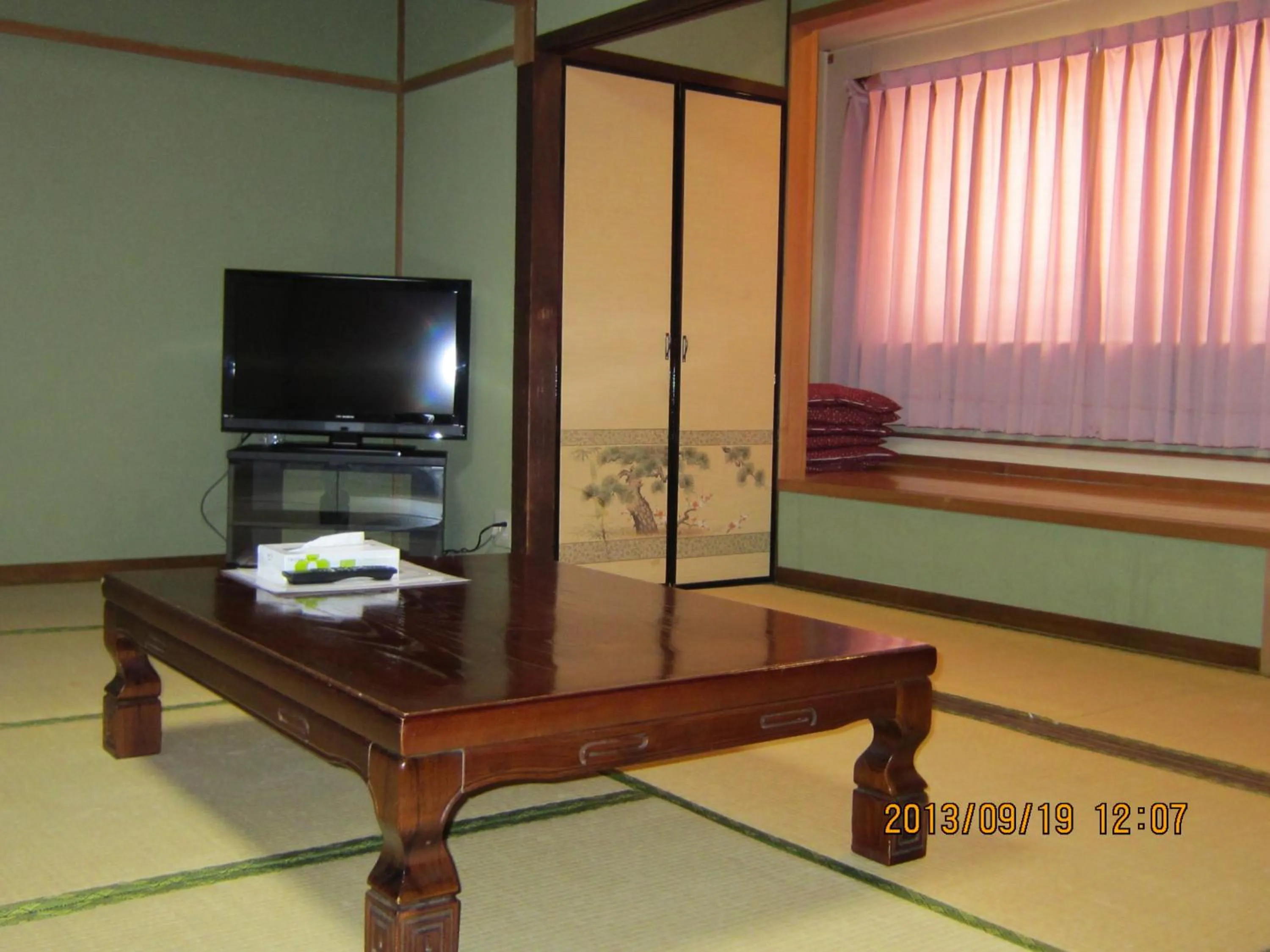 Photo of the whole room in Takaraya