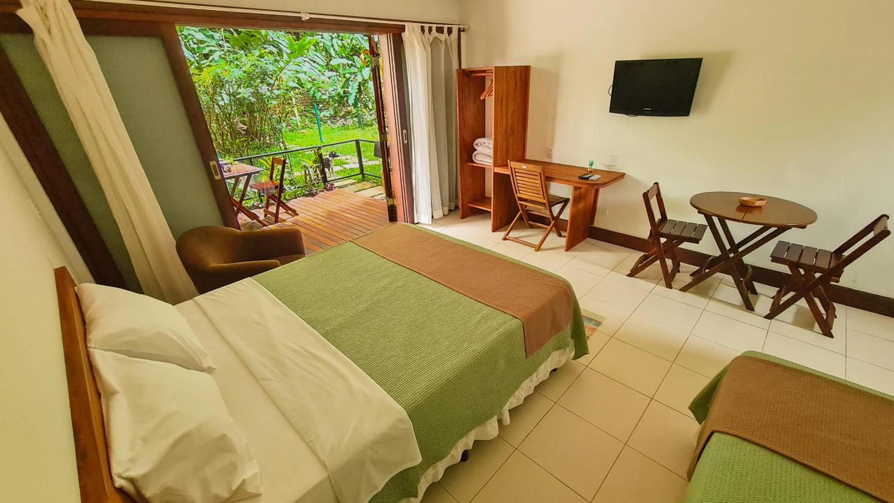 Communal lounge/ TV room, Bed in Canto dos Pássaros Suítes