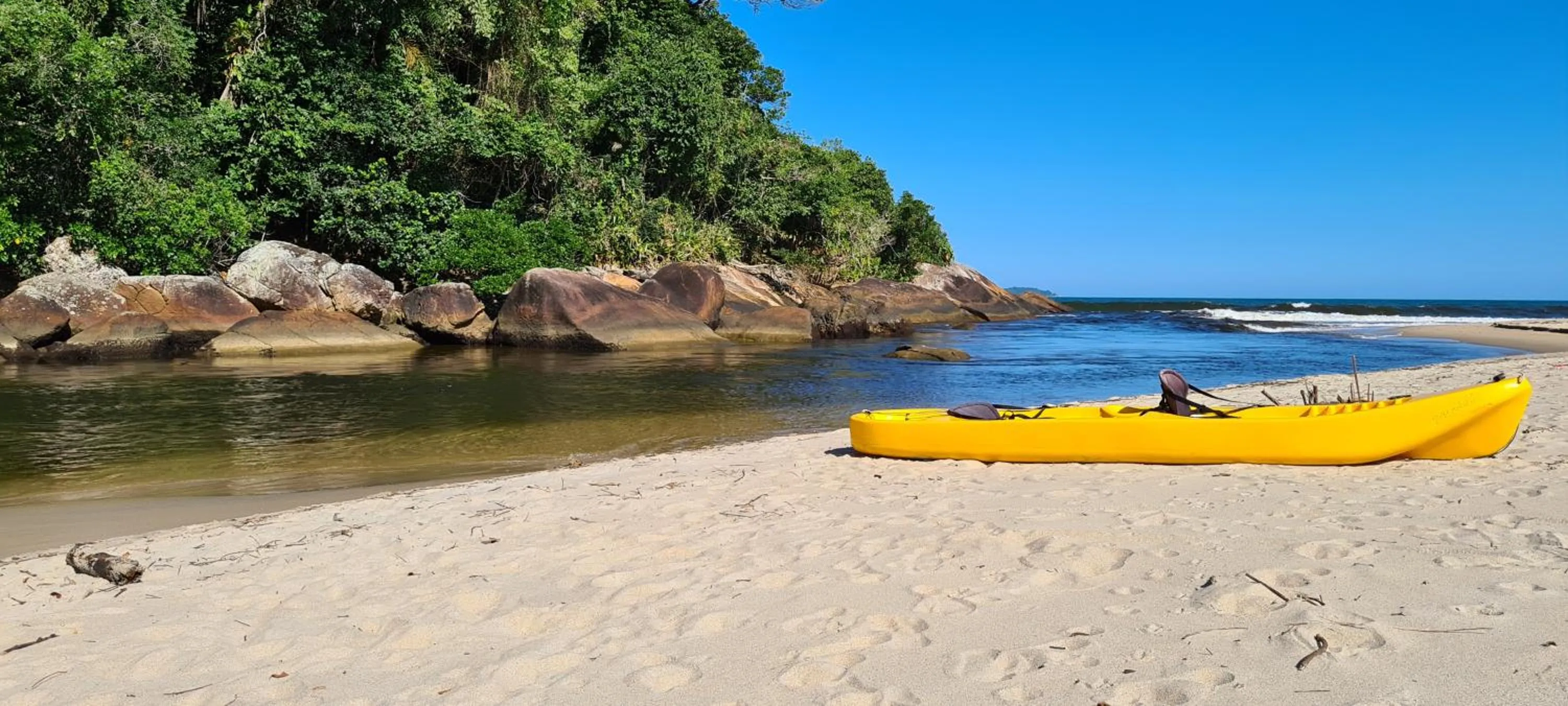 Beach in Canto dos Pássaros Suítes