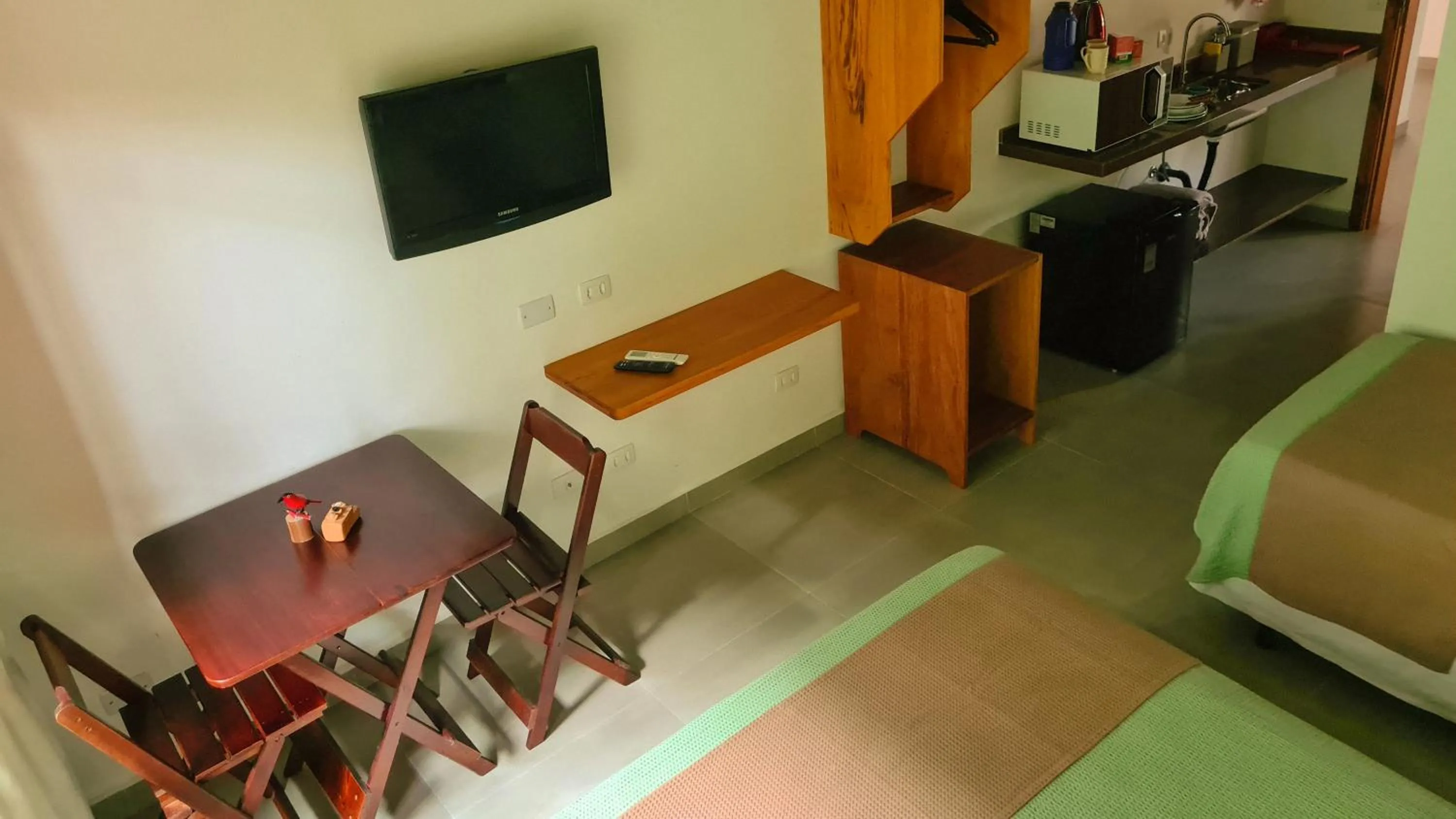 TV and multimedia in Canto dos Pássaros Suítes