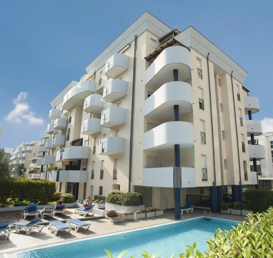 Swimming pool in Green Holiday Wohnung mit Schwimmbad