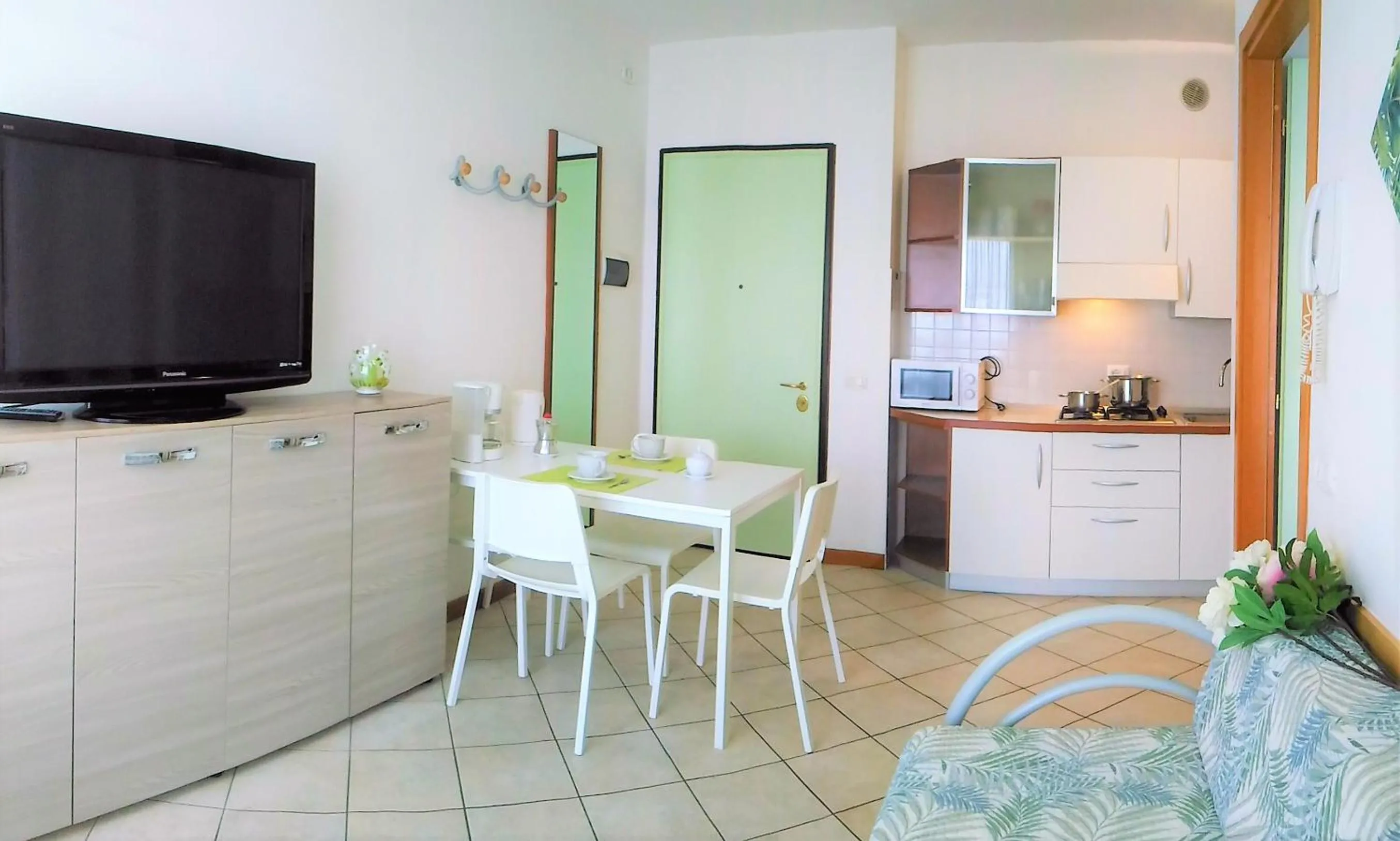 TV and multimedia in Green Holiday Wohnung mit Schwimmbad
