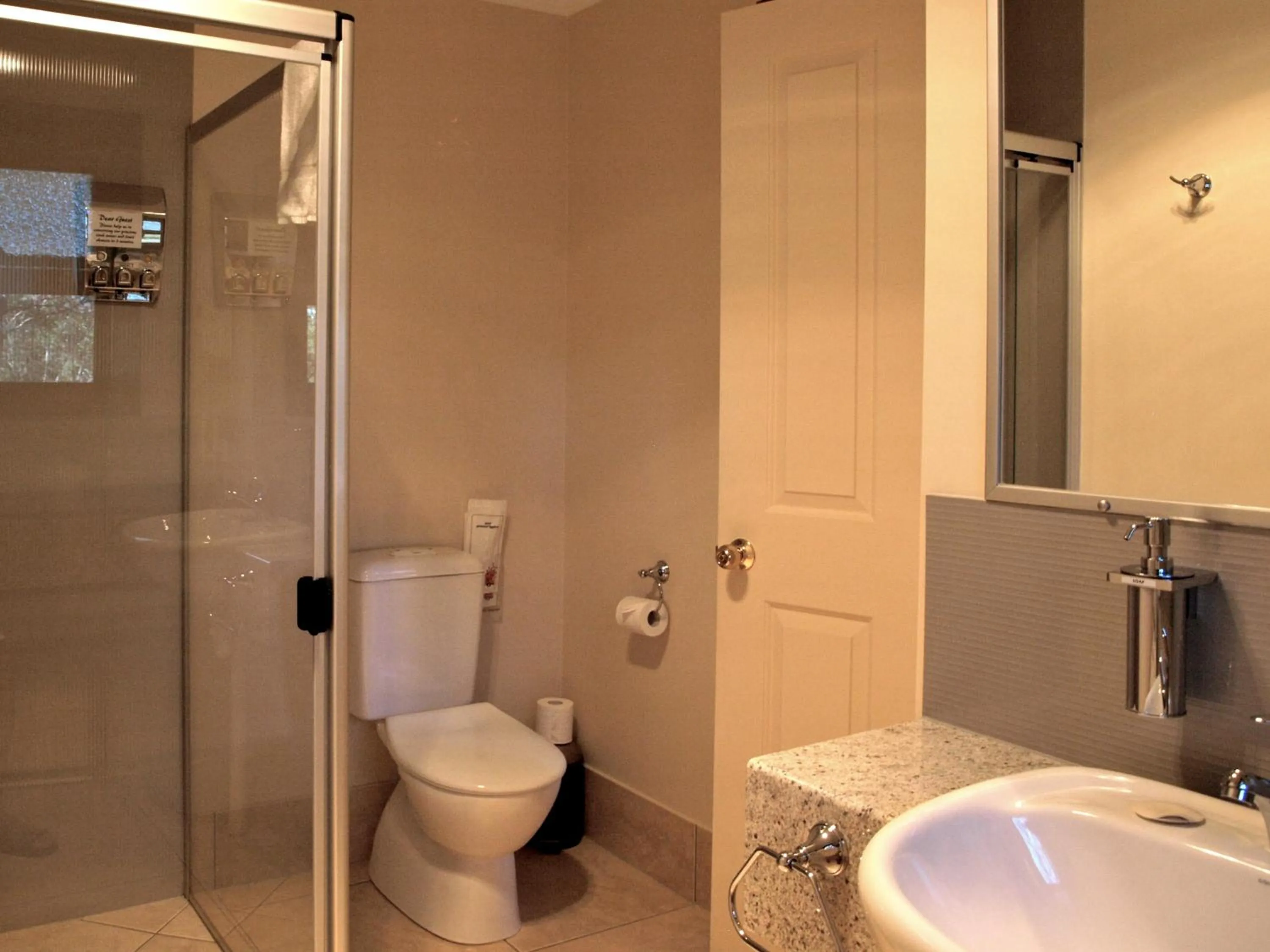 Bathroom in Amamoor Lodge