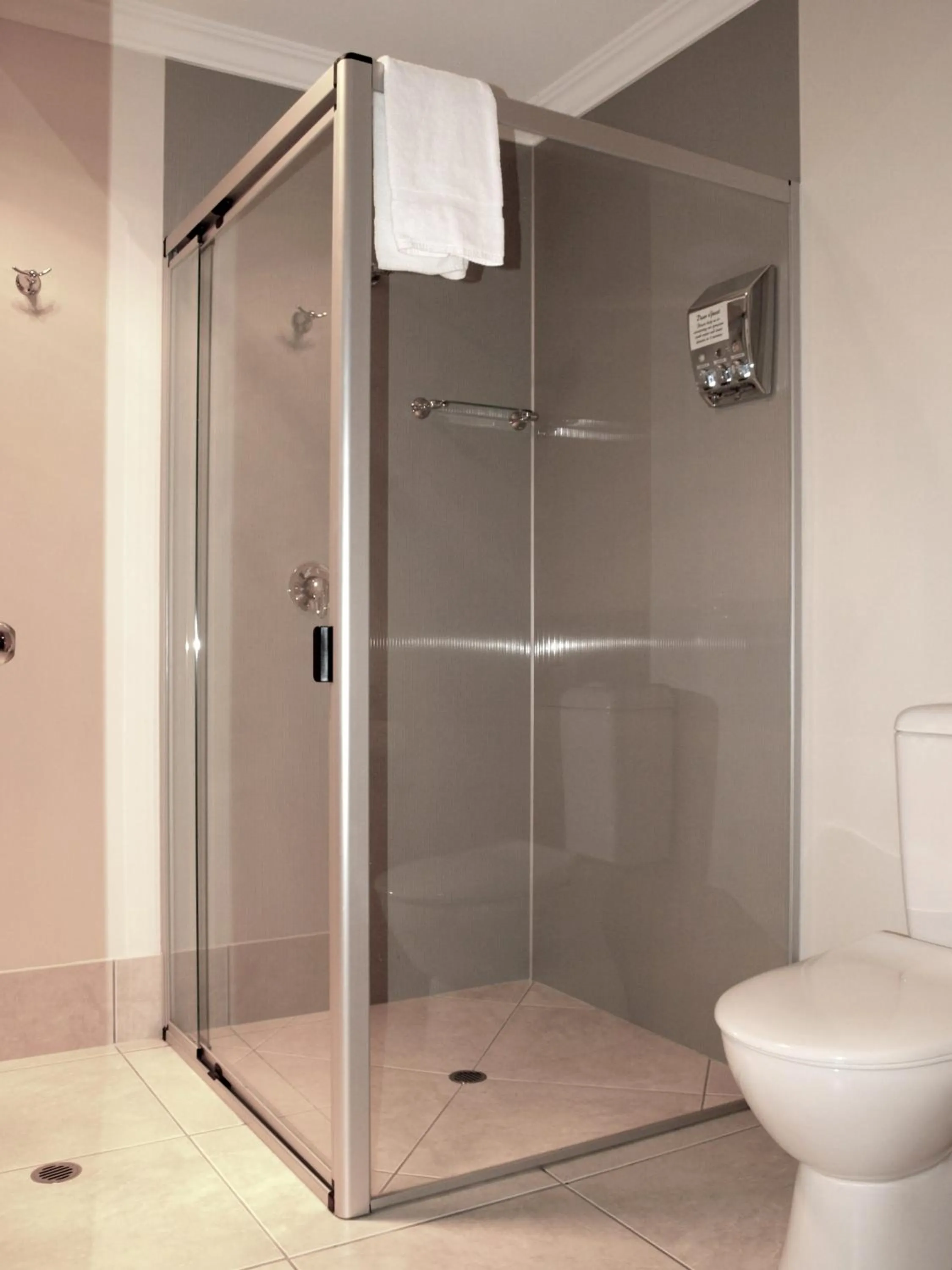 Bathroom in Amamoor Lodge