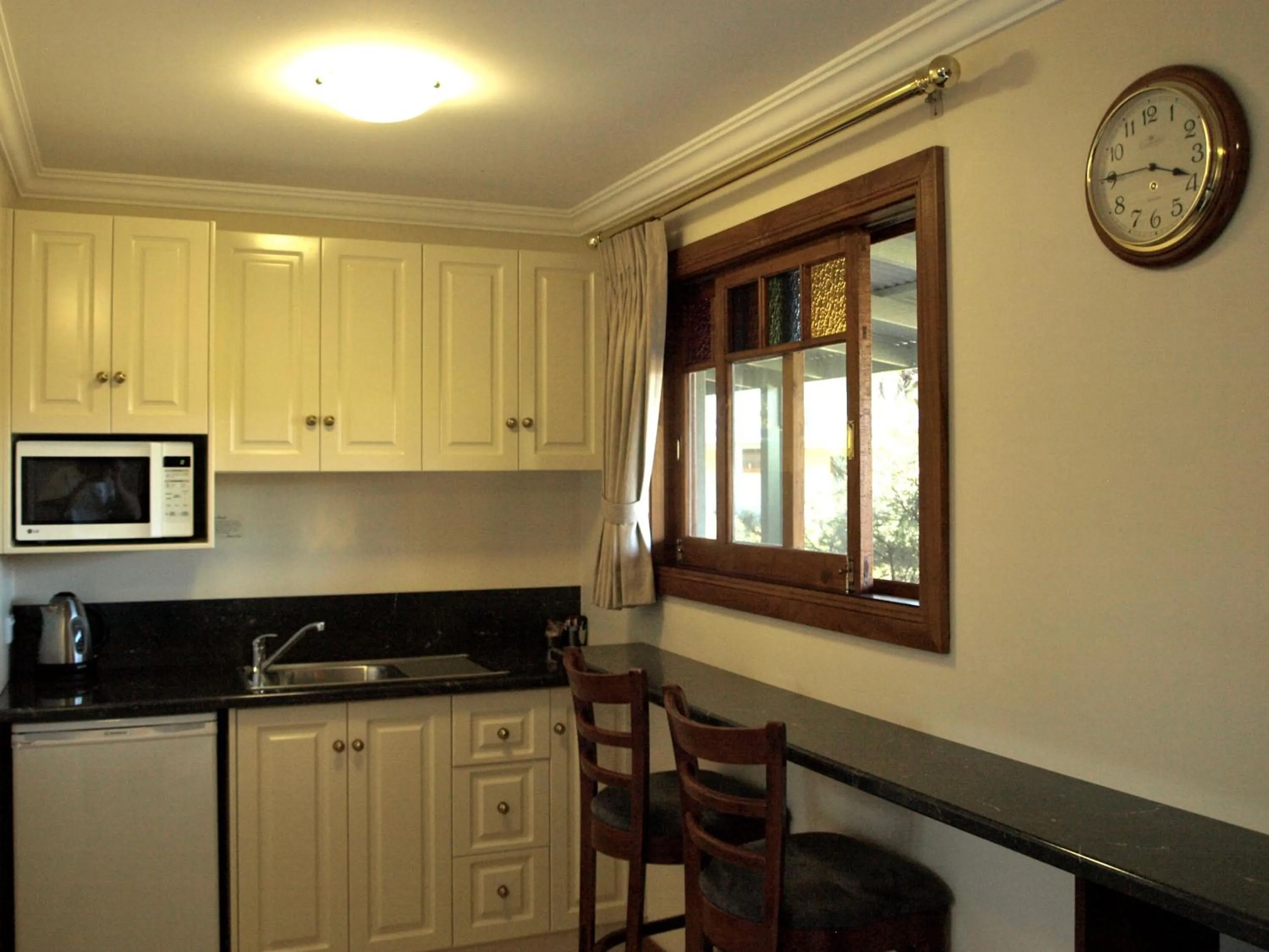 Kitchen or kitchenette in Amamoor Lodge