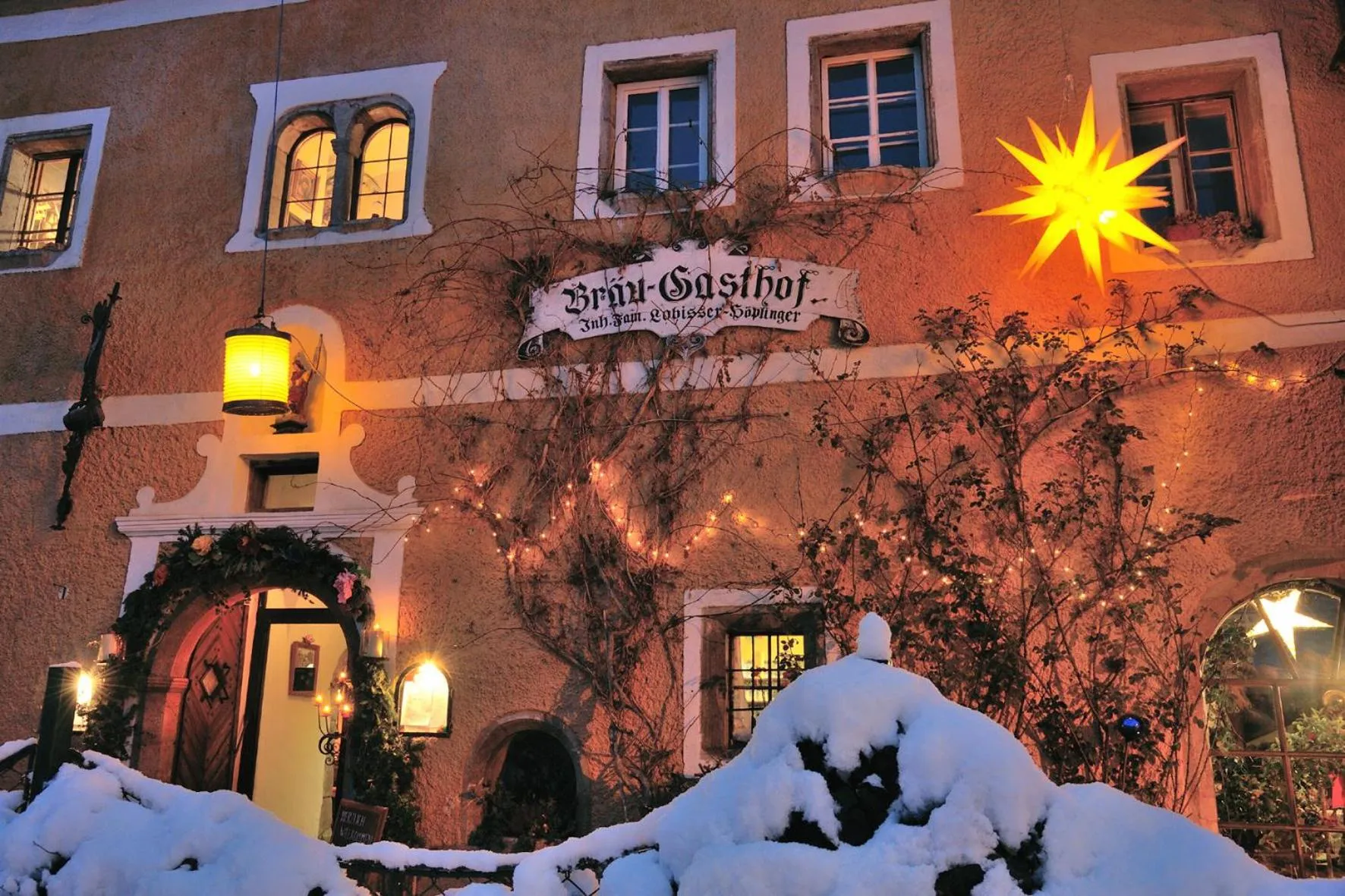 Facade/entrance in Bräugasthof Hallstatt