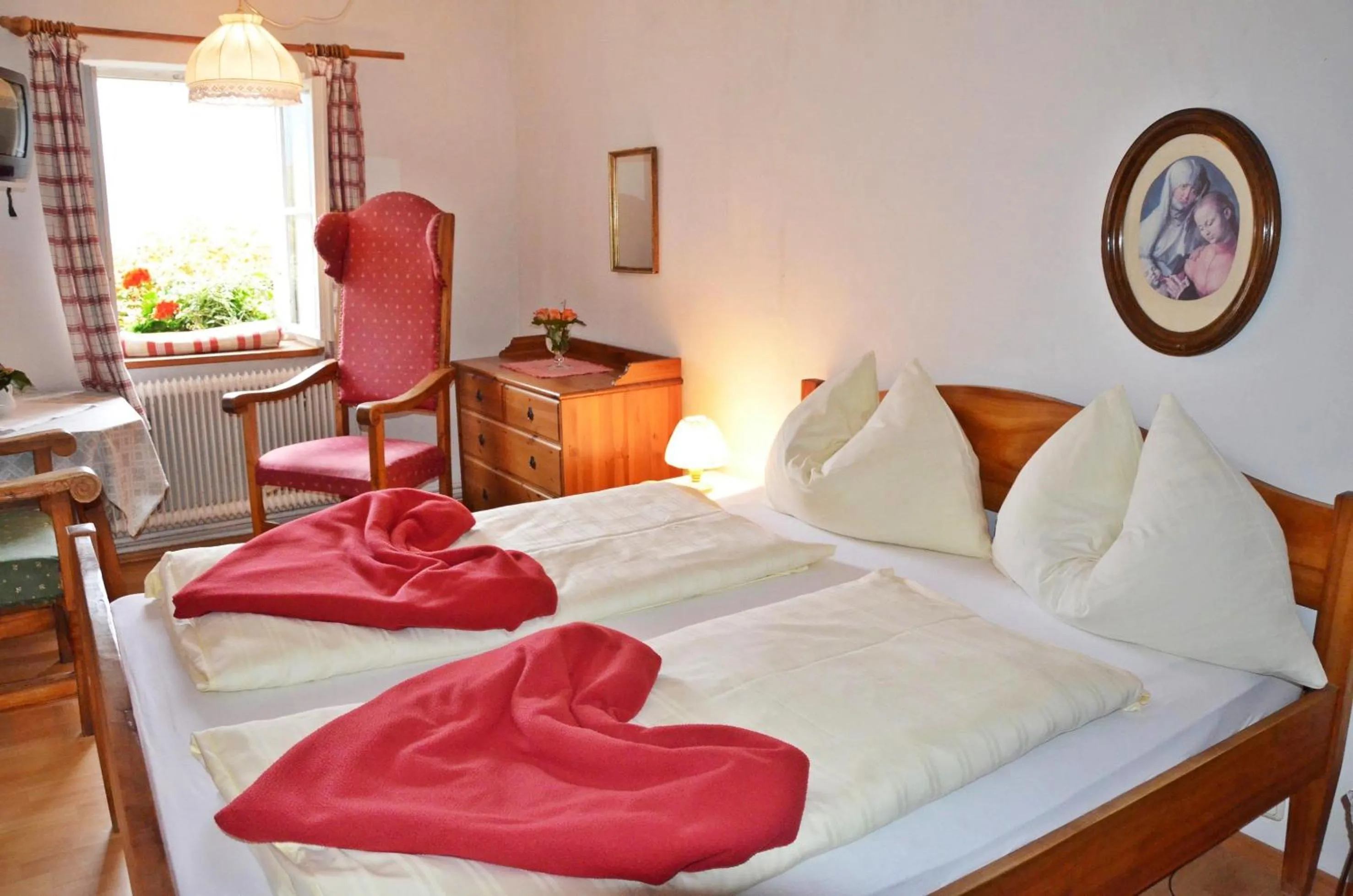 Bedroom, Bed in Bräugasthof Hallstatt