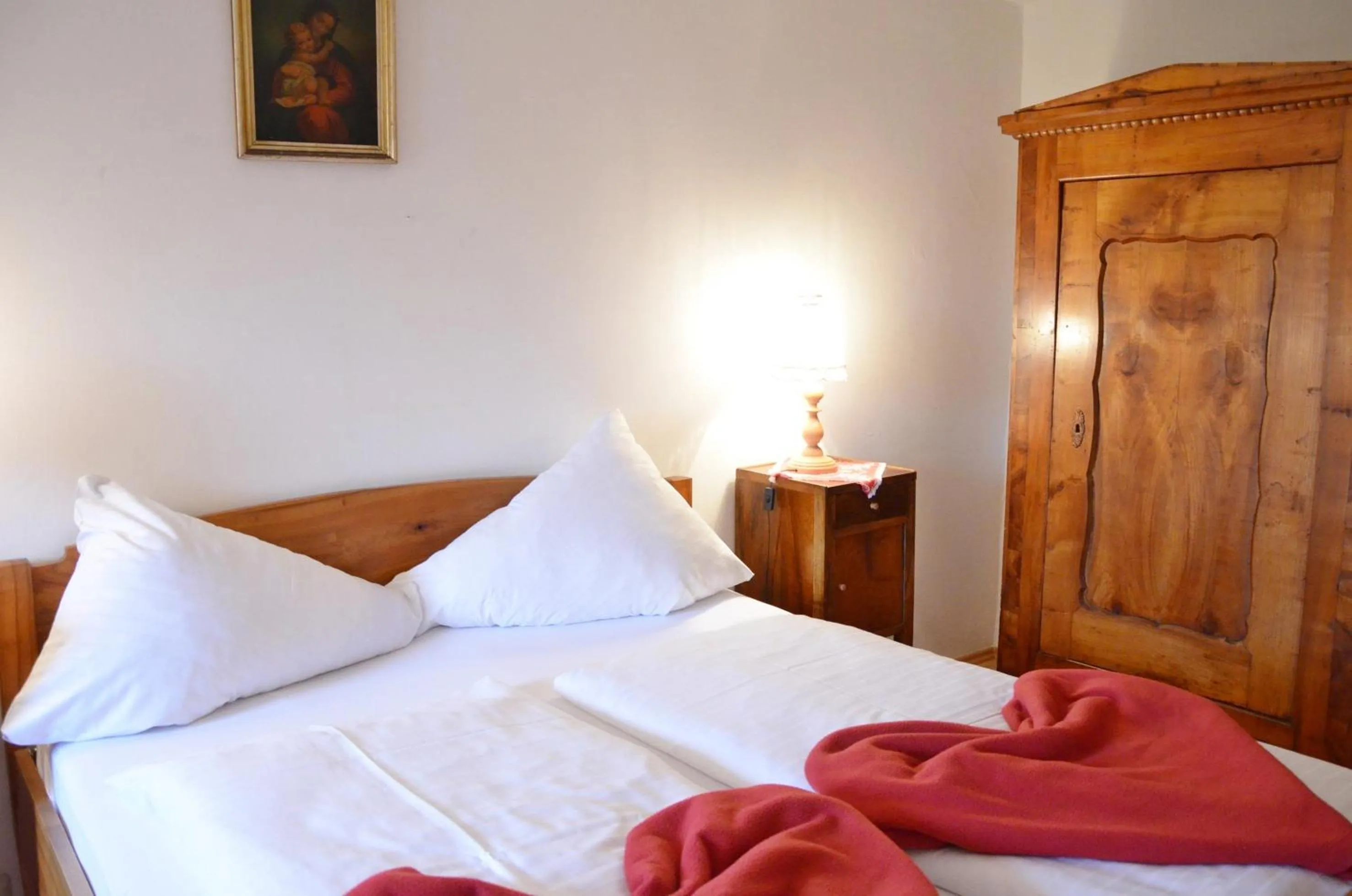 Bedroom, Bed in Bräugasthof Hallstatt