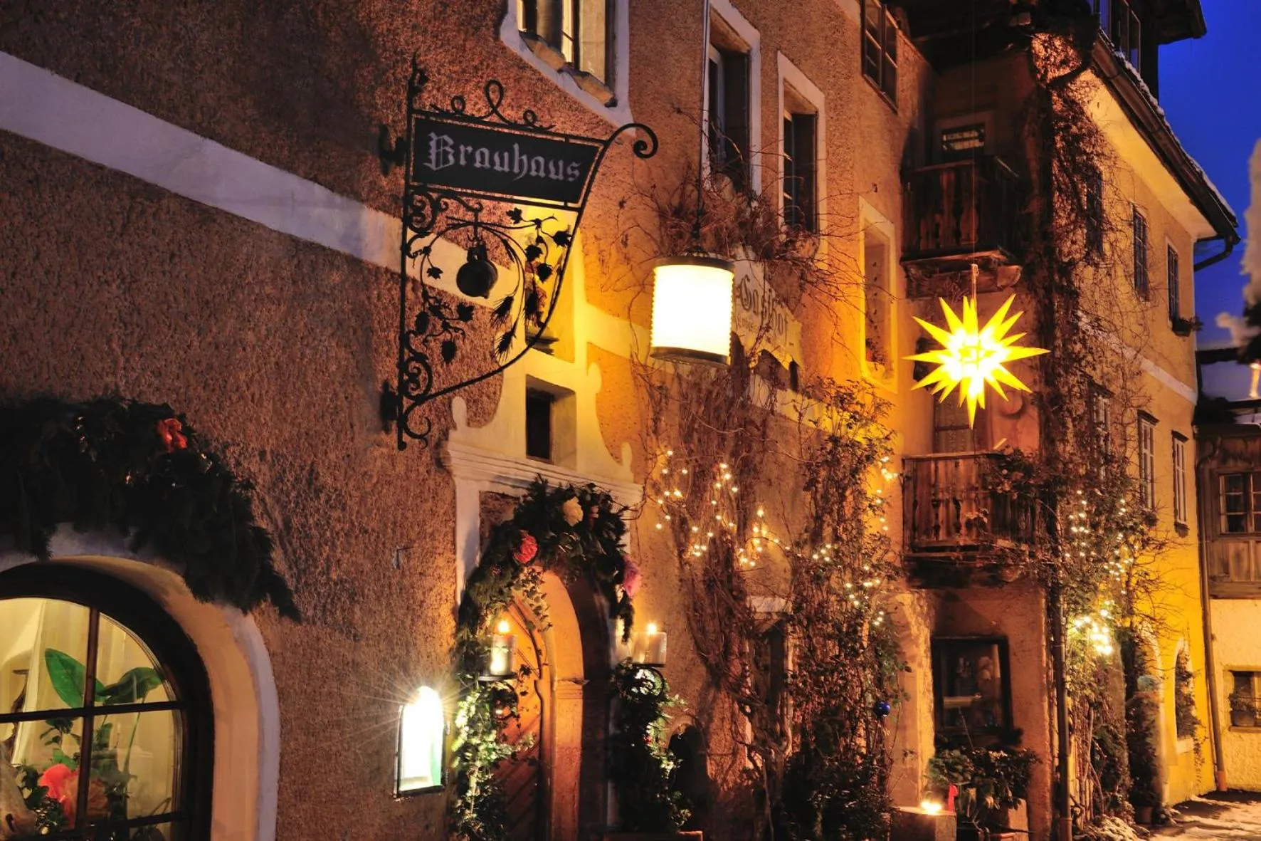 Facade/entrance in Bräugasthof Hallstatt